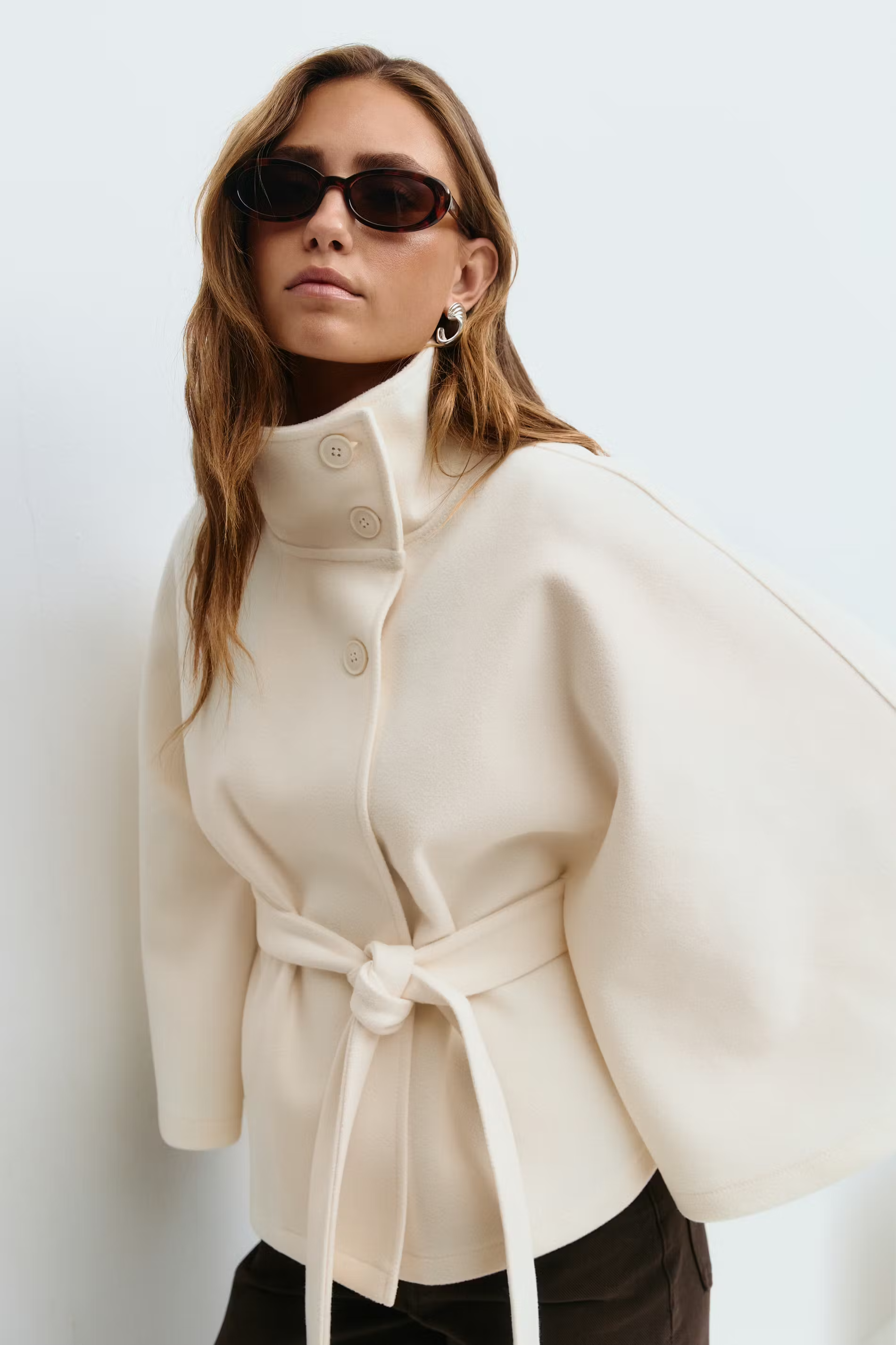 Veste cape avec col montant et ceinture ajustable pour femme