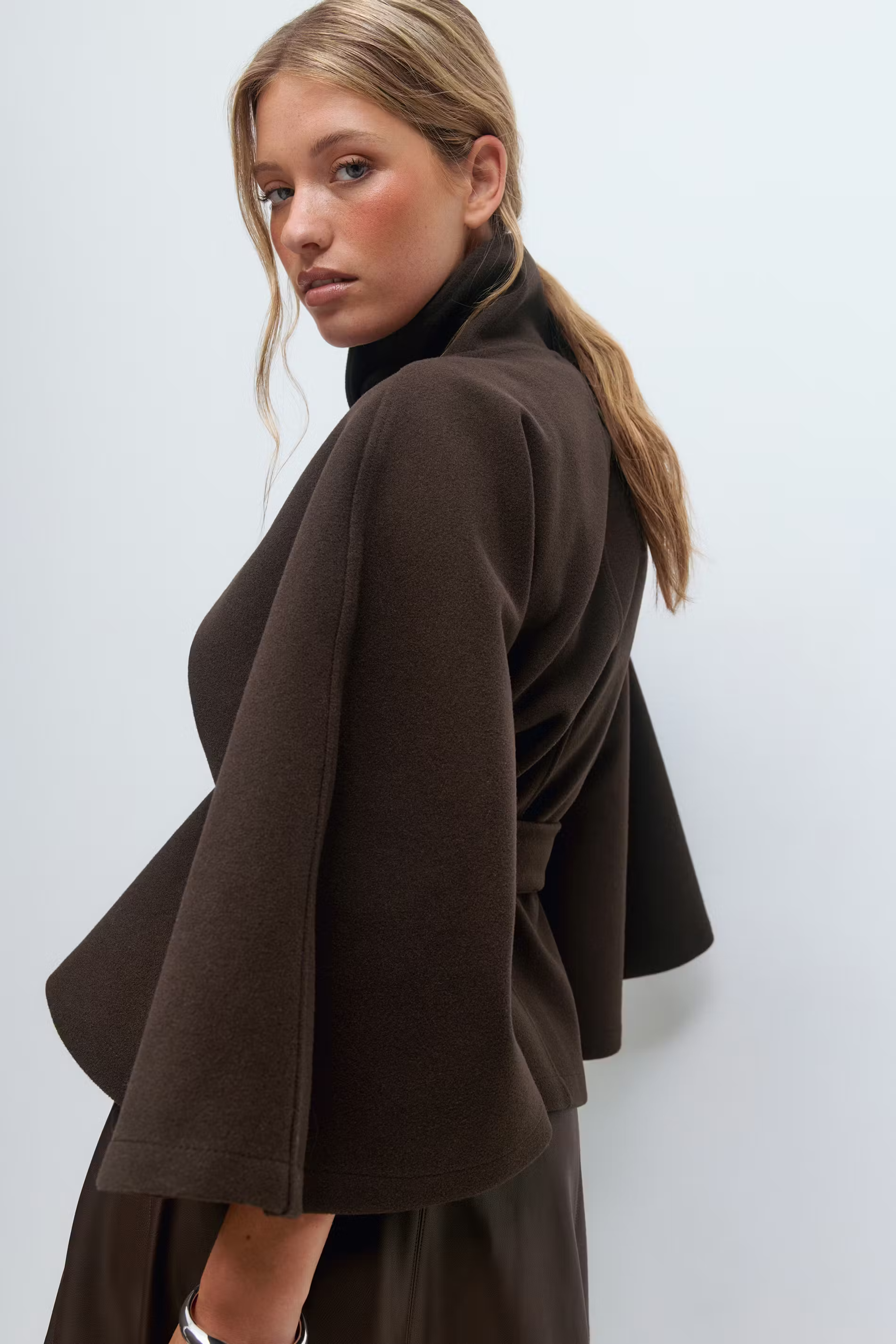 Veste cape avec col montant et ceinture ajustable pour femme