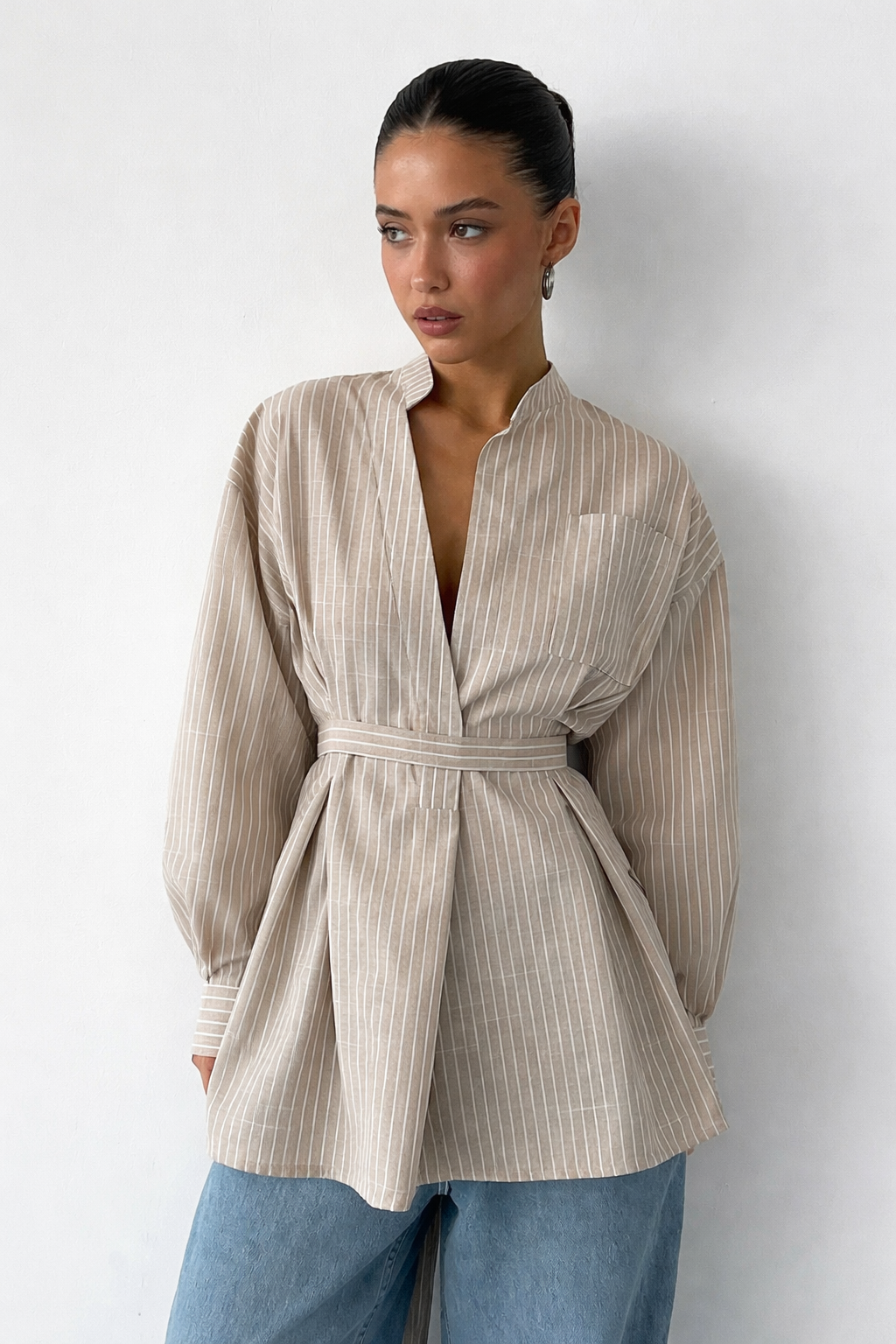 Camicia a righe a manica lunga da donna con collo alla coreana e cintura regolabile
