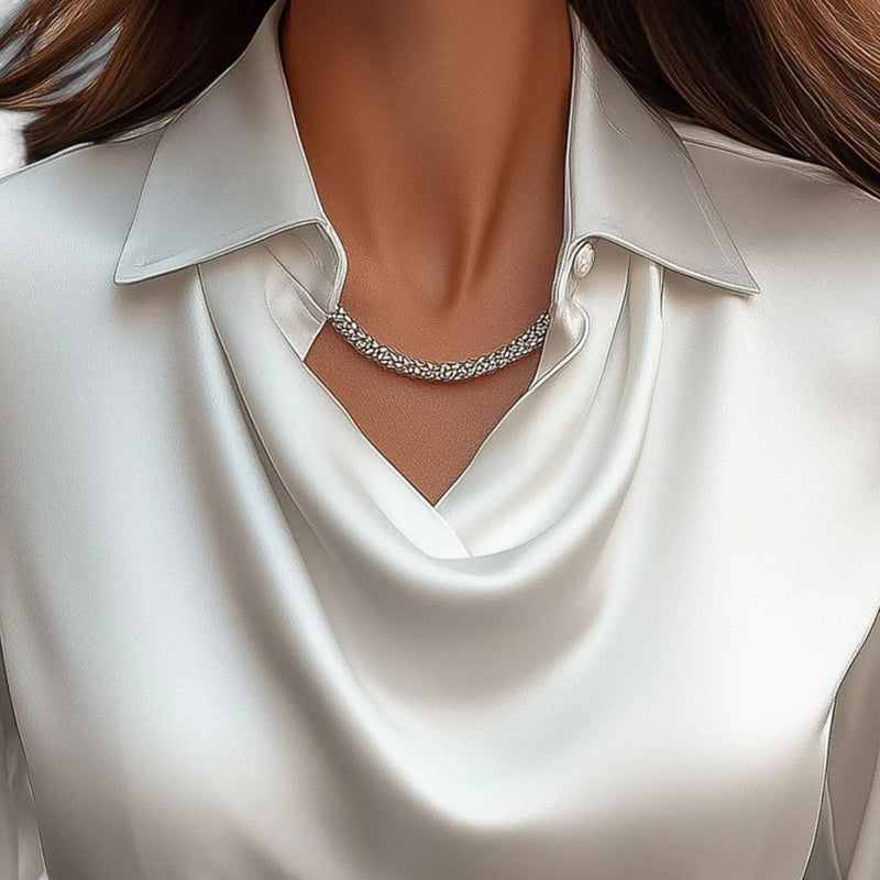 Blusa de satén con escote drapeado para mujer — oficina y eventos