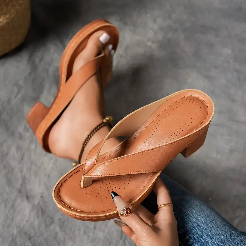 Low-heeled sandals with open straps for daily use