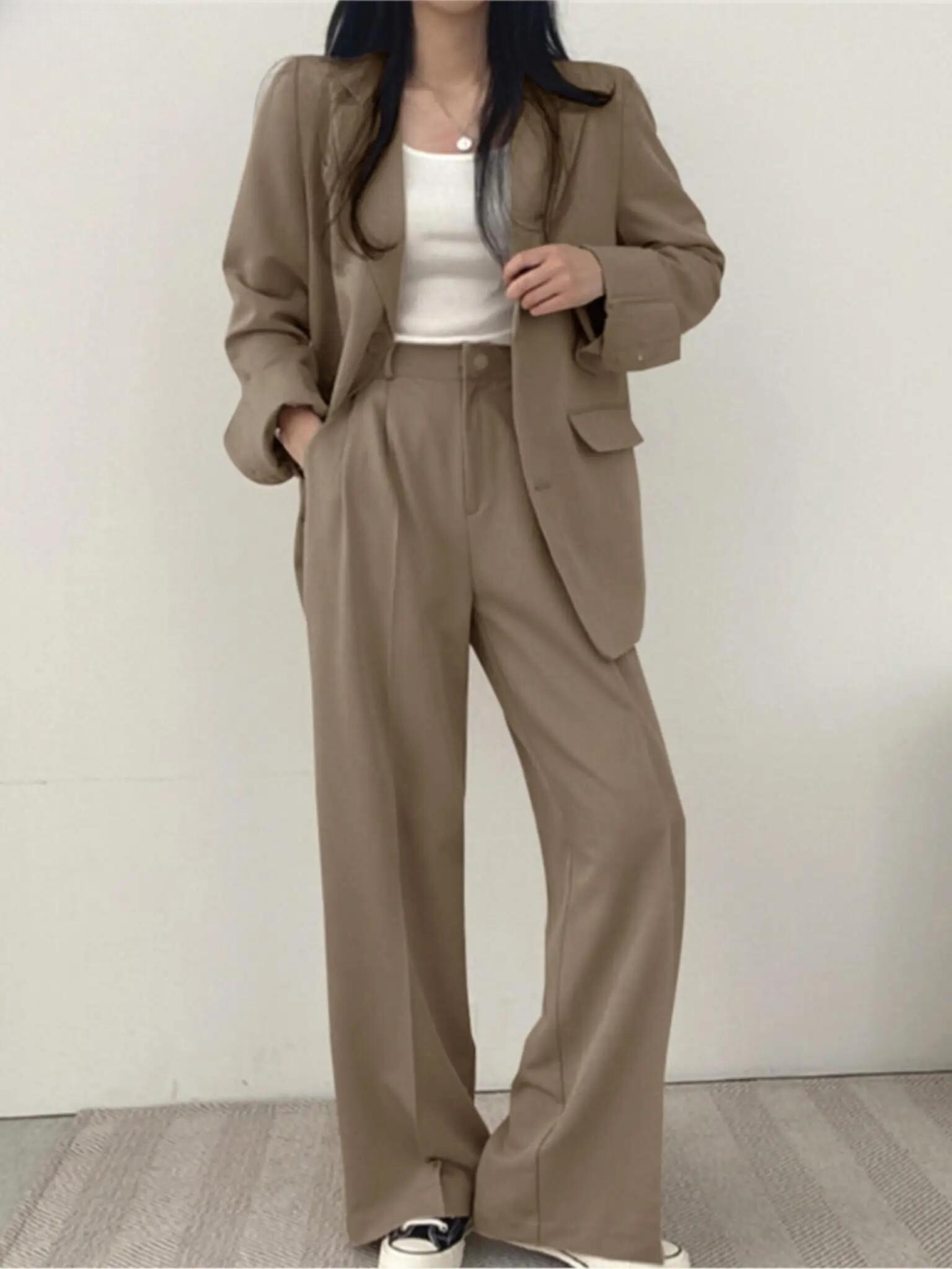 Costum de pantaloni pentru femei din două piese cu sacou cu rever și croială dreaptă