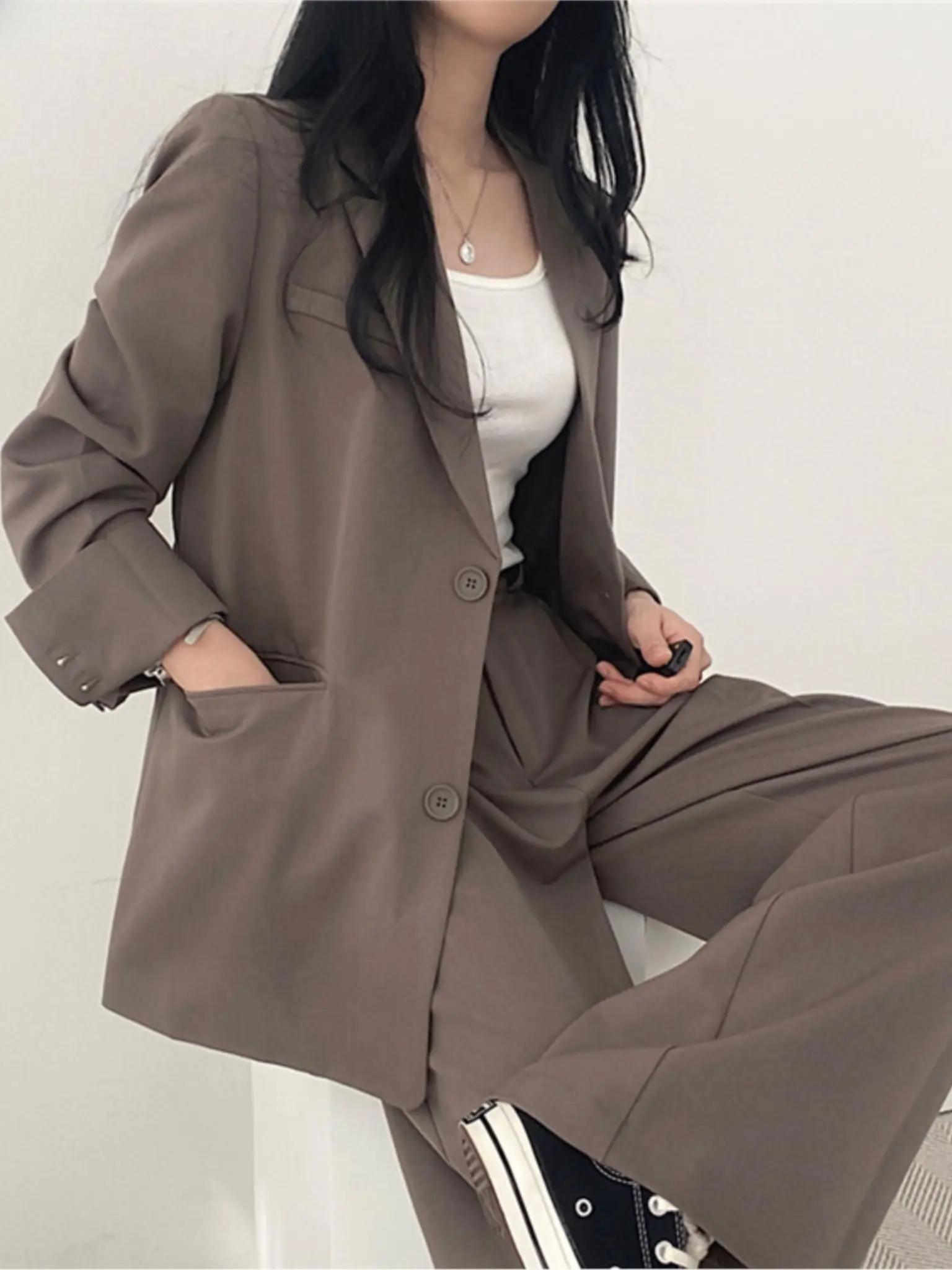 Costum de pantaloni pentru femei din două piese cu sacou cu rever și croială dreaptă
