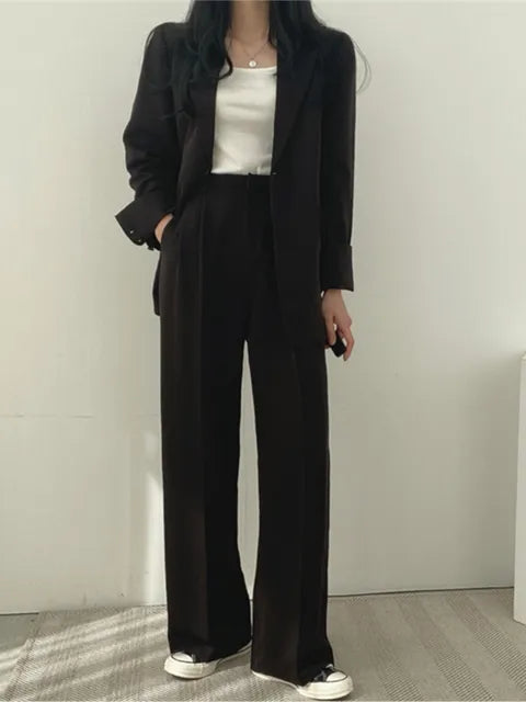 Costum de pantaloni pentru femei din două piese cu sacou cu rever și croială dreaptă