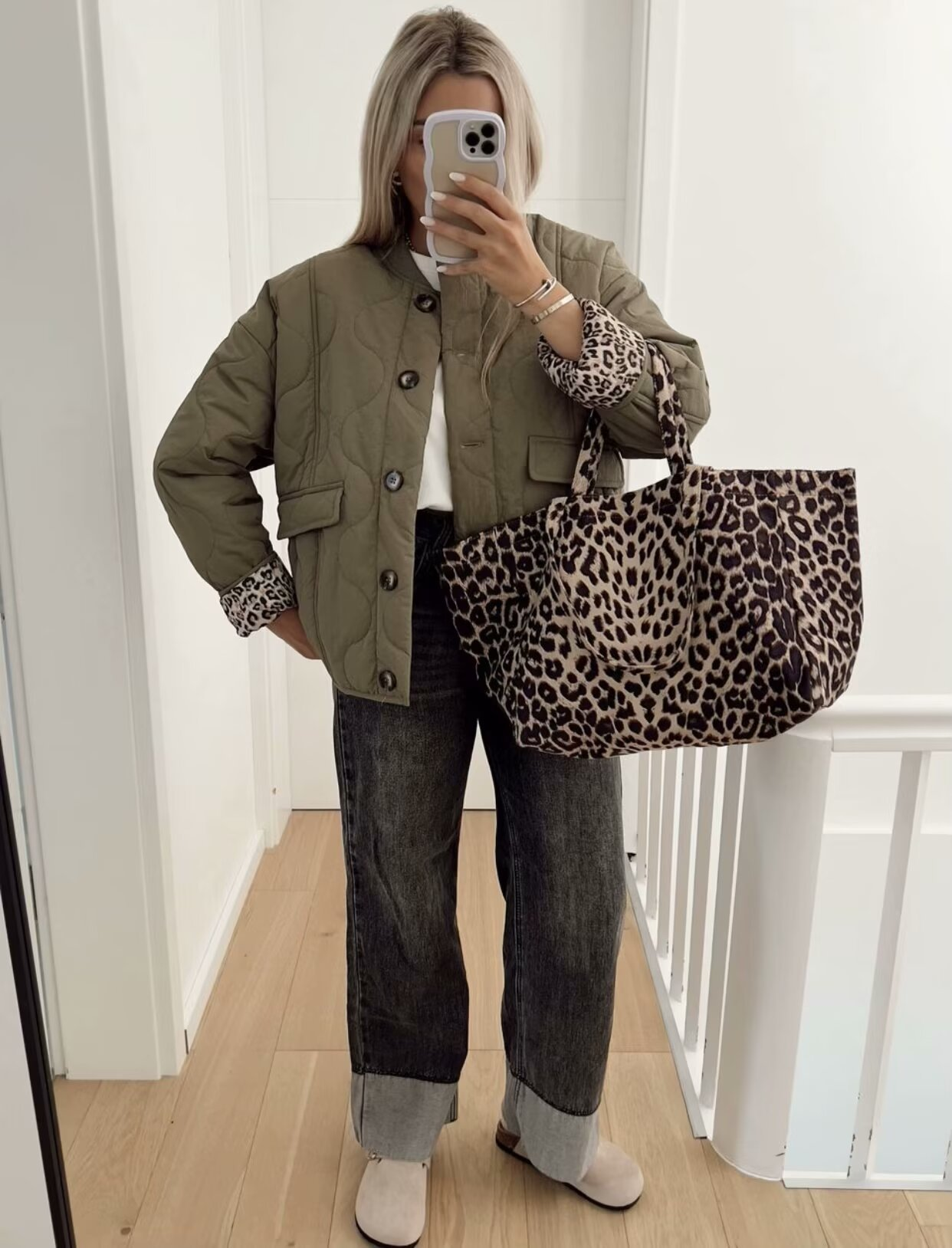 Casaco acolchoado para mulher com forro de padrão leopardo e fecho de botões