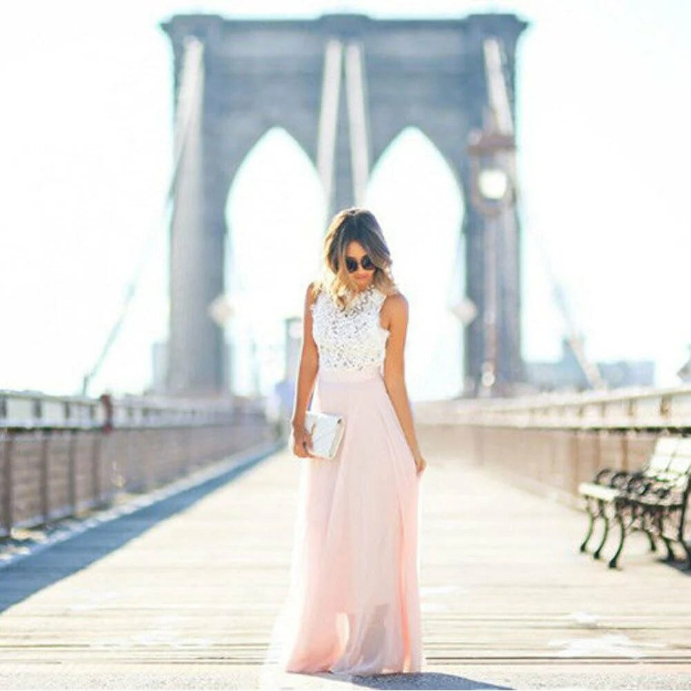 Vestido longo de renda e chiffon sem mangas com decote assimétrico e corte em linha A