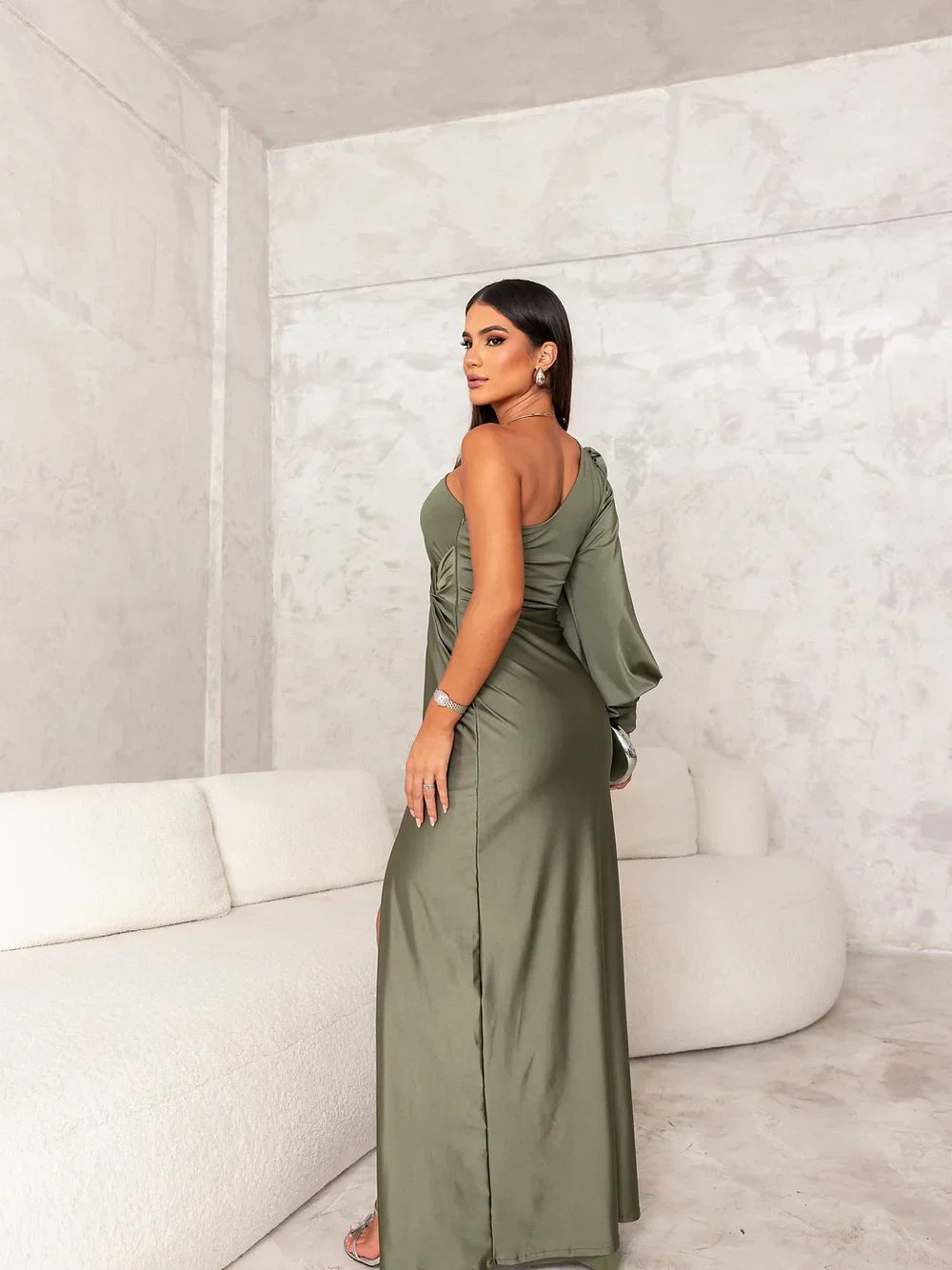Vestido Largo de Satén con Cuello Diagonal y Detalle de Nudo con Abertura Frontal