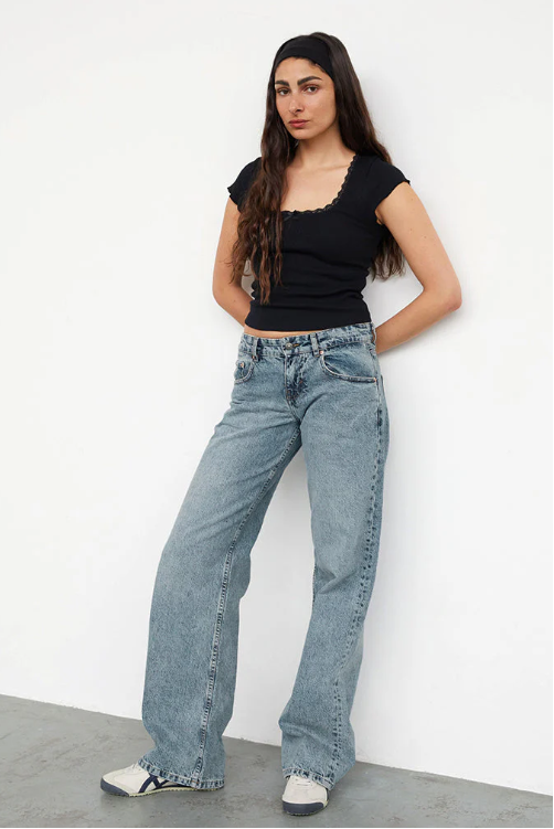 Jean droit pour femme à taille basse et denim extensible