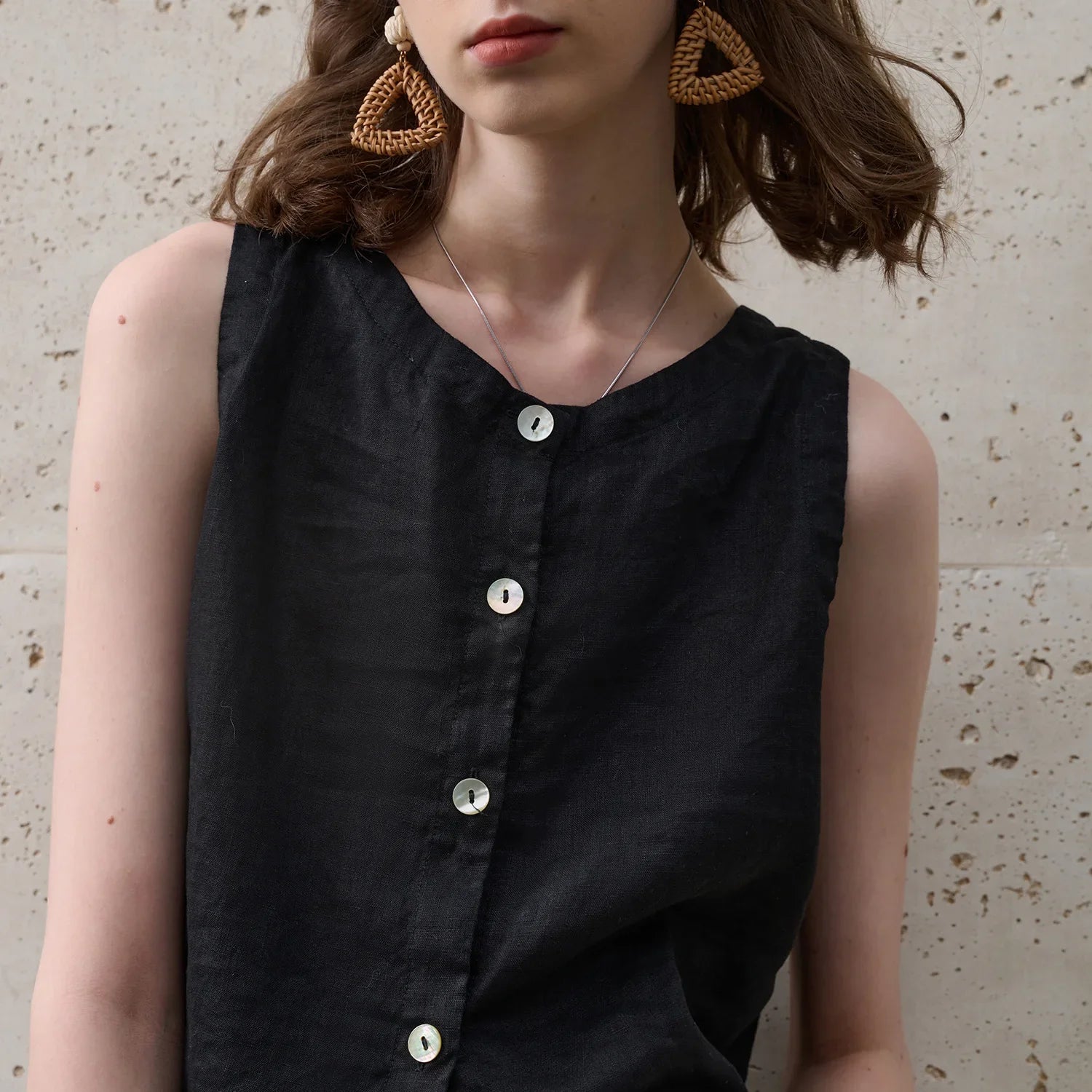 Top court en lin pour femme avec ourlet asymétrique — plage
