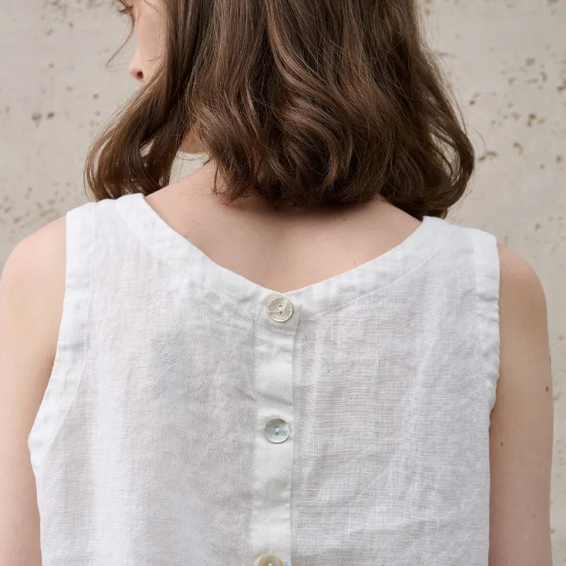 Top court en lin pour femme avec ourlet asymétrique — plage
