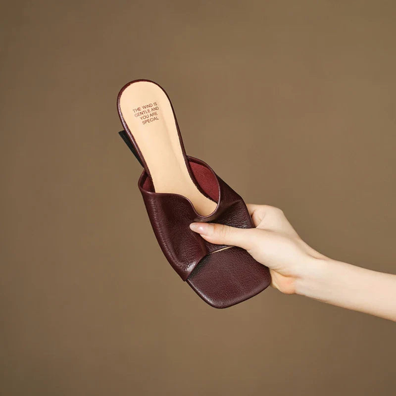 Flat sandals for women — Leather with wide strap and casual square toe