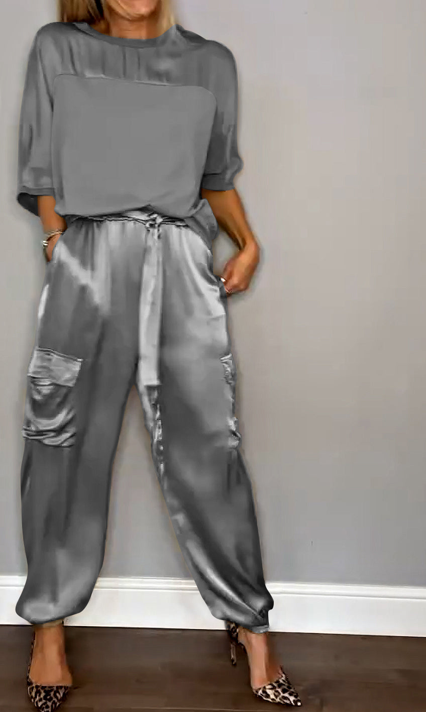 Completo in satin da donna con blusa a manica 3/4 e pantaloni con fiocco in vita