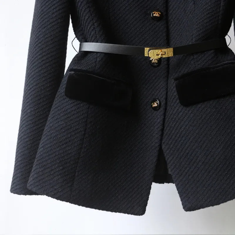 Veste type blazer structurée avec ceinture et boutons dorés pour femme