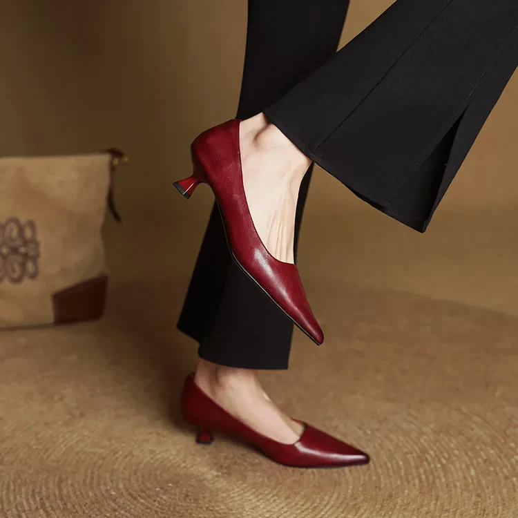 Zapatos de Salón en Cuero Genuino con Punta Fina y Tacón Kitten