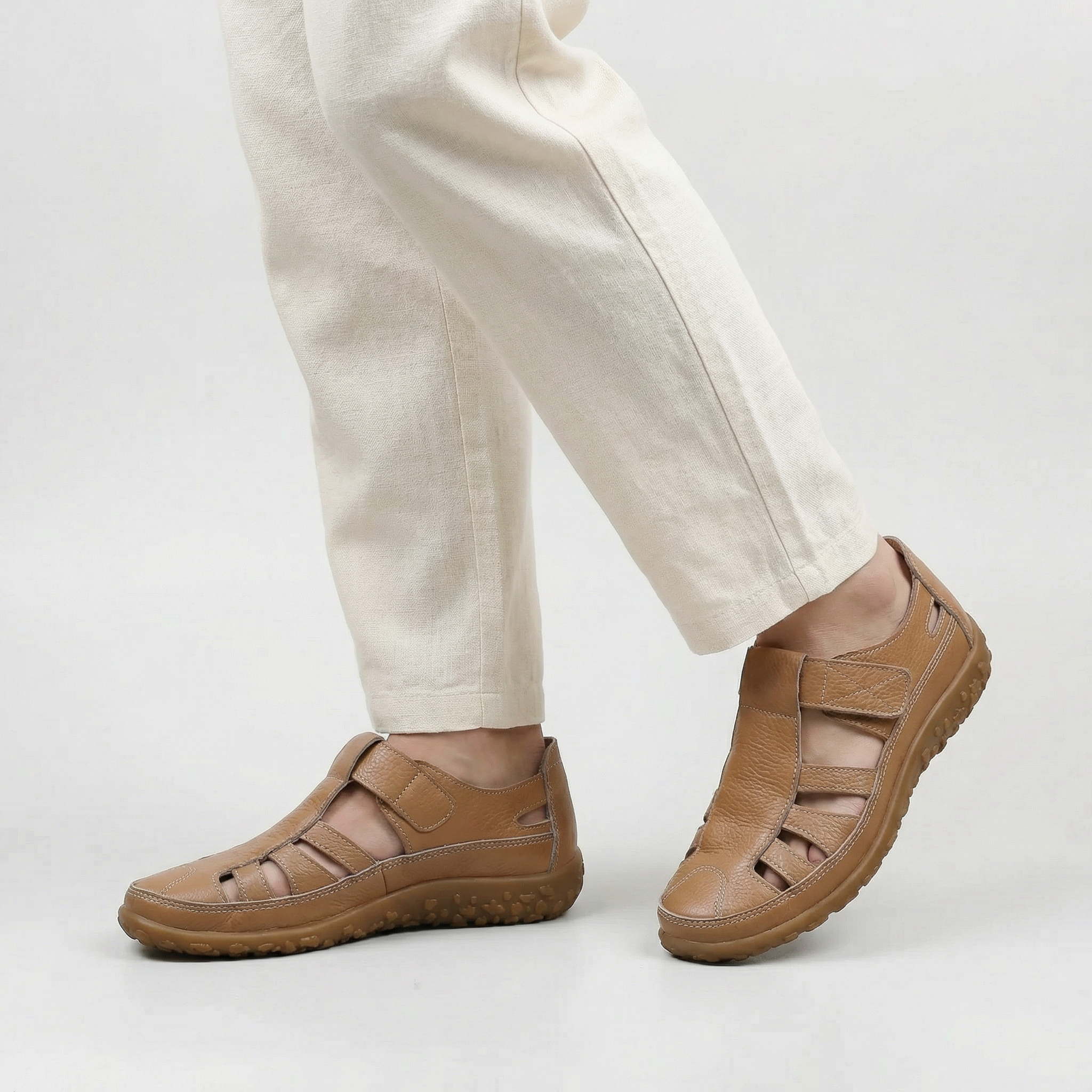 Sandalias Cerradas de Cuero para Mujer con Recortes y Cierre de Velcro