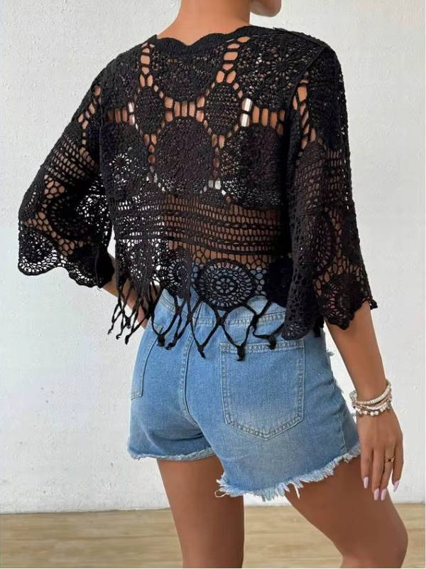Couverture de plage en crochet ajouré avec pompons et manches mi-longues