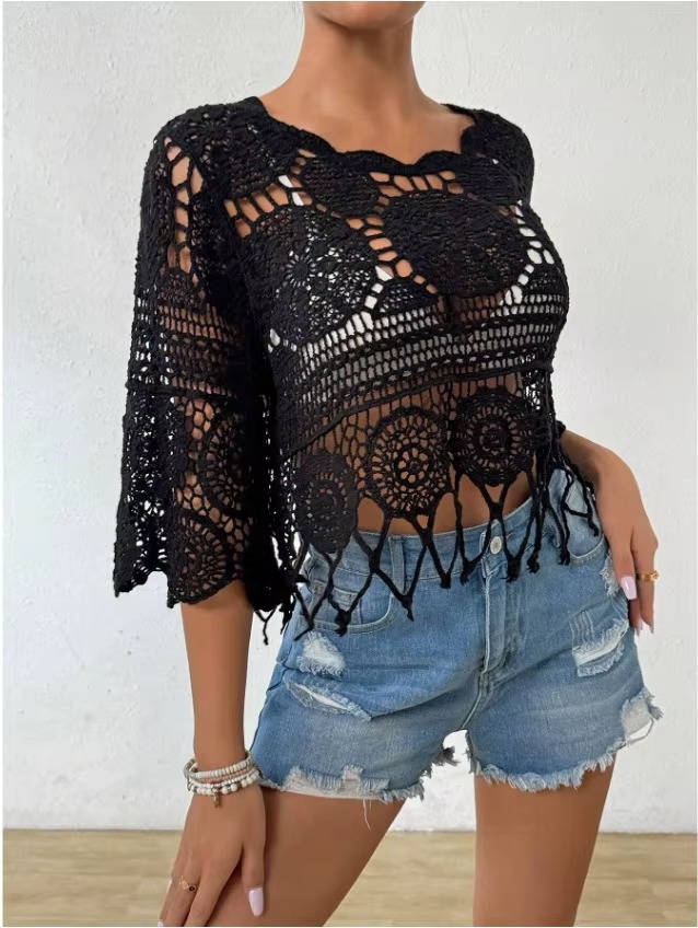 Couverture de plage en crochet ajouré avec pompons et manches mi-longues