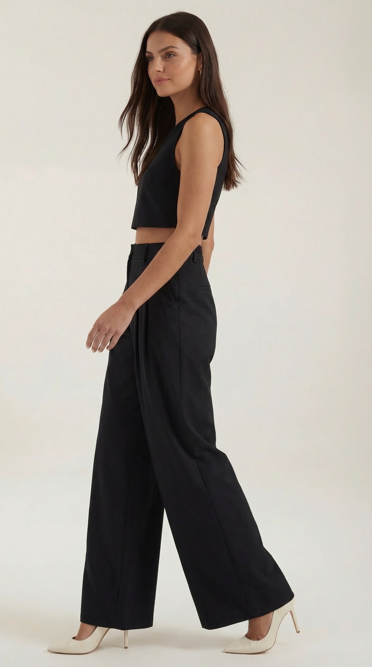 Ensemble deux pièces avec top court sans manches et pantalon à jambes larges pour femme