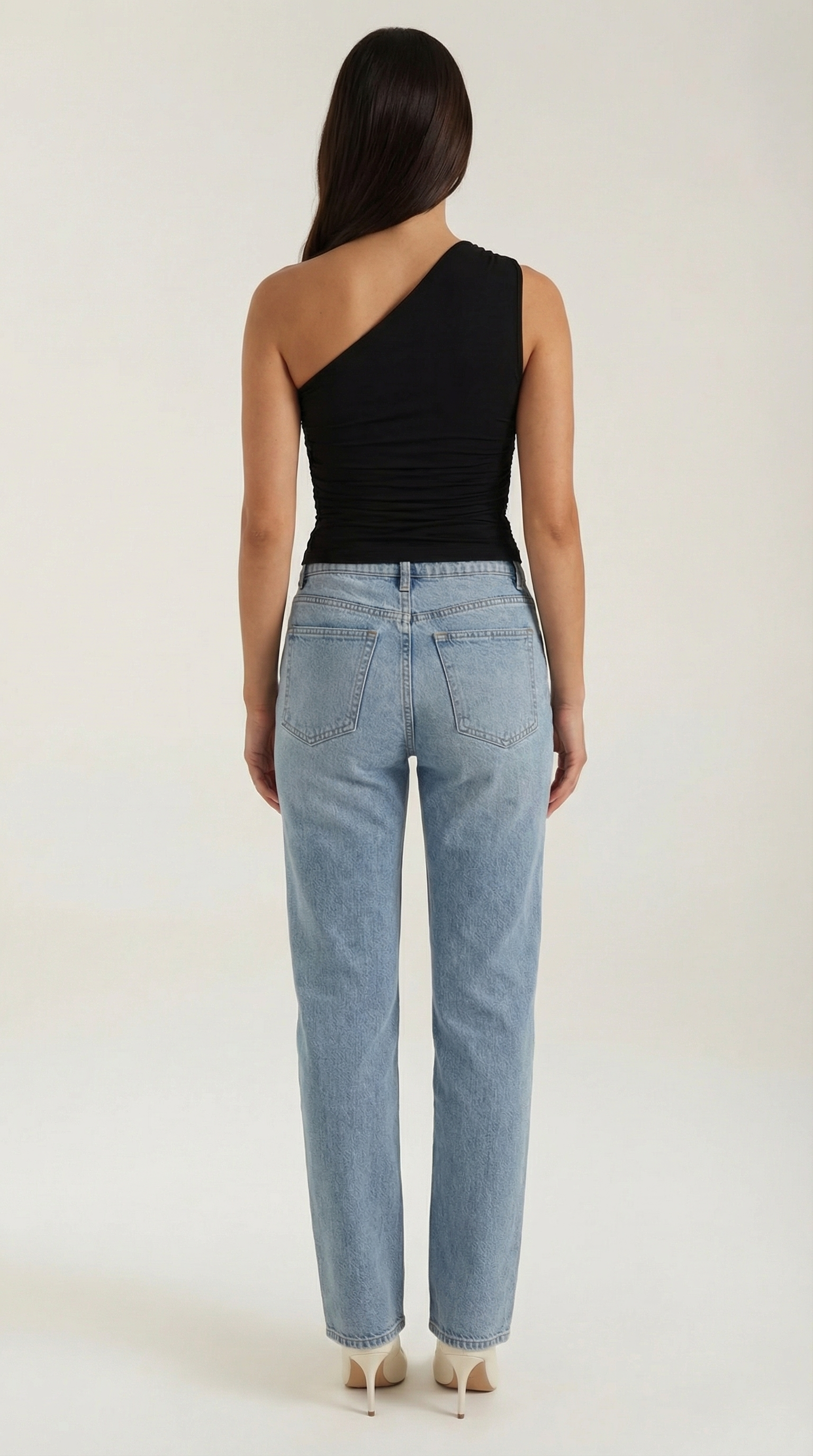 Top asymétrique à une épaule avec plis latéraux et coupe ajustée sans manches pour femme