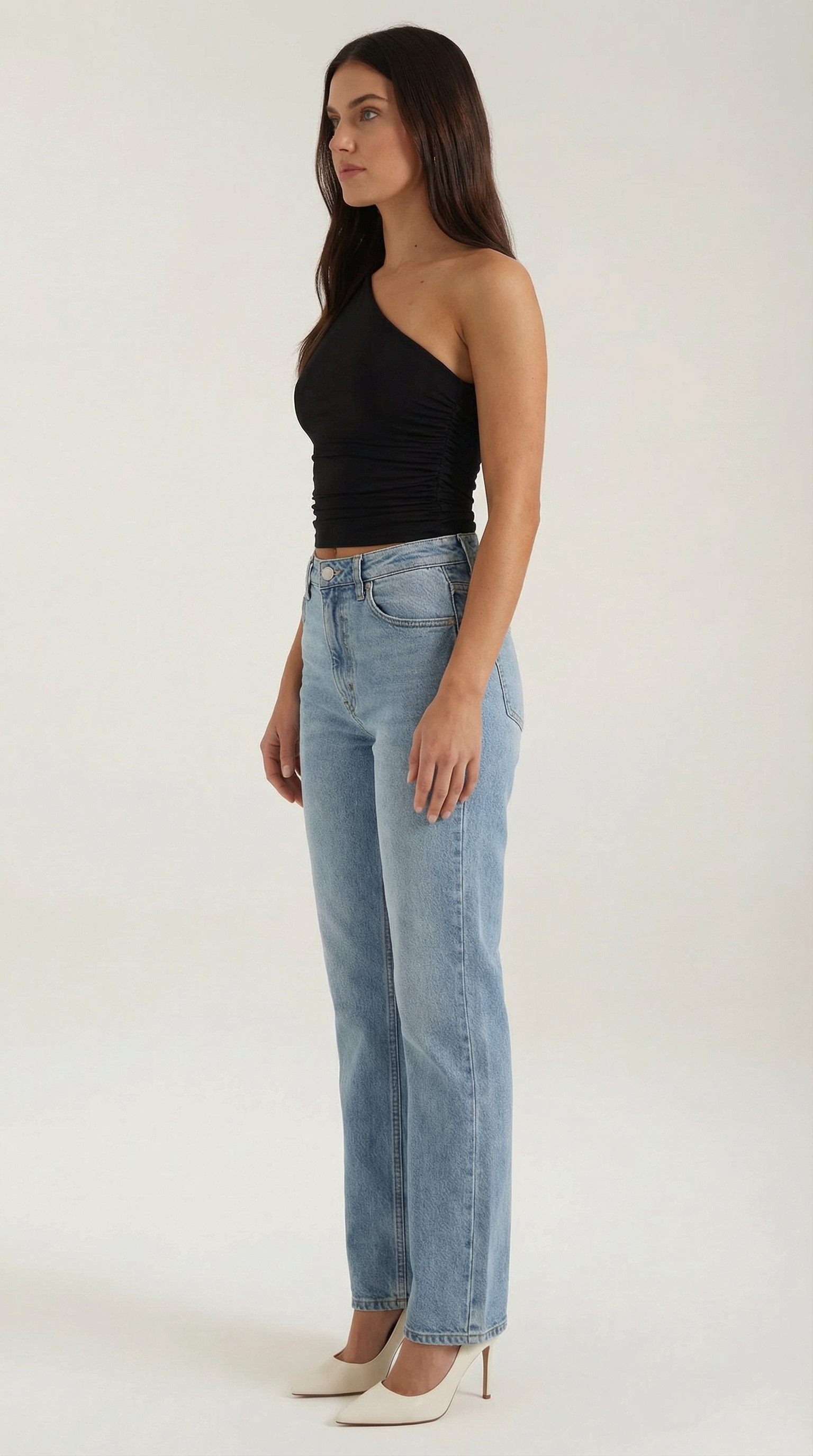 Top asymétrique à une épaule avec plis latéraux et coupe ajustée sans manches pour femme