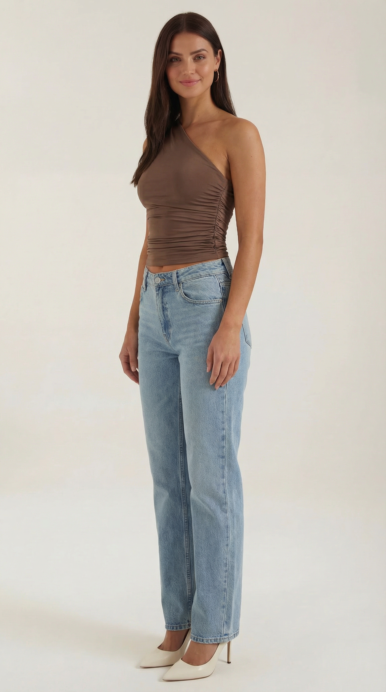 Top asymétrique à une épaule avec plis latéraux et coupe ajustée sans manches pour femme