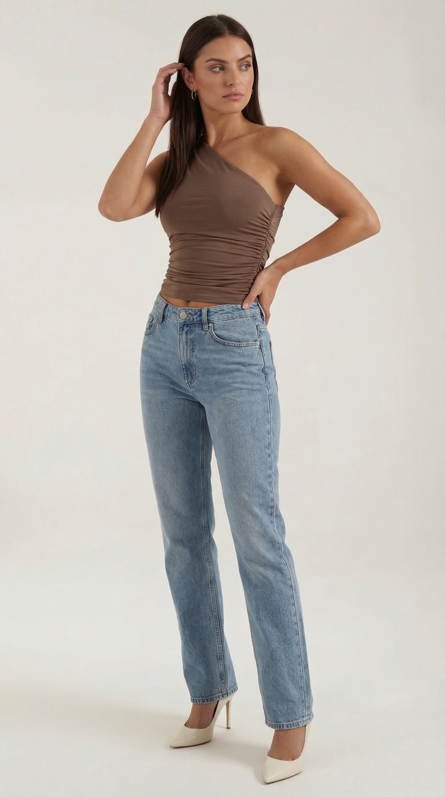 Top asymétrique à une épaule avec plis latéraux et coupe ajustée sans manches pour femme