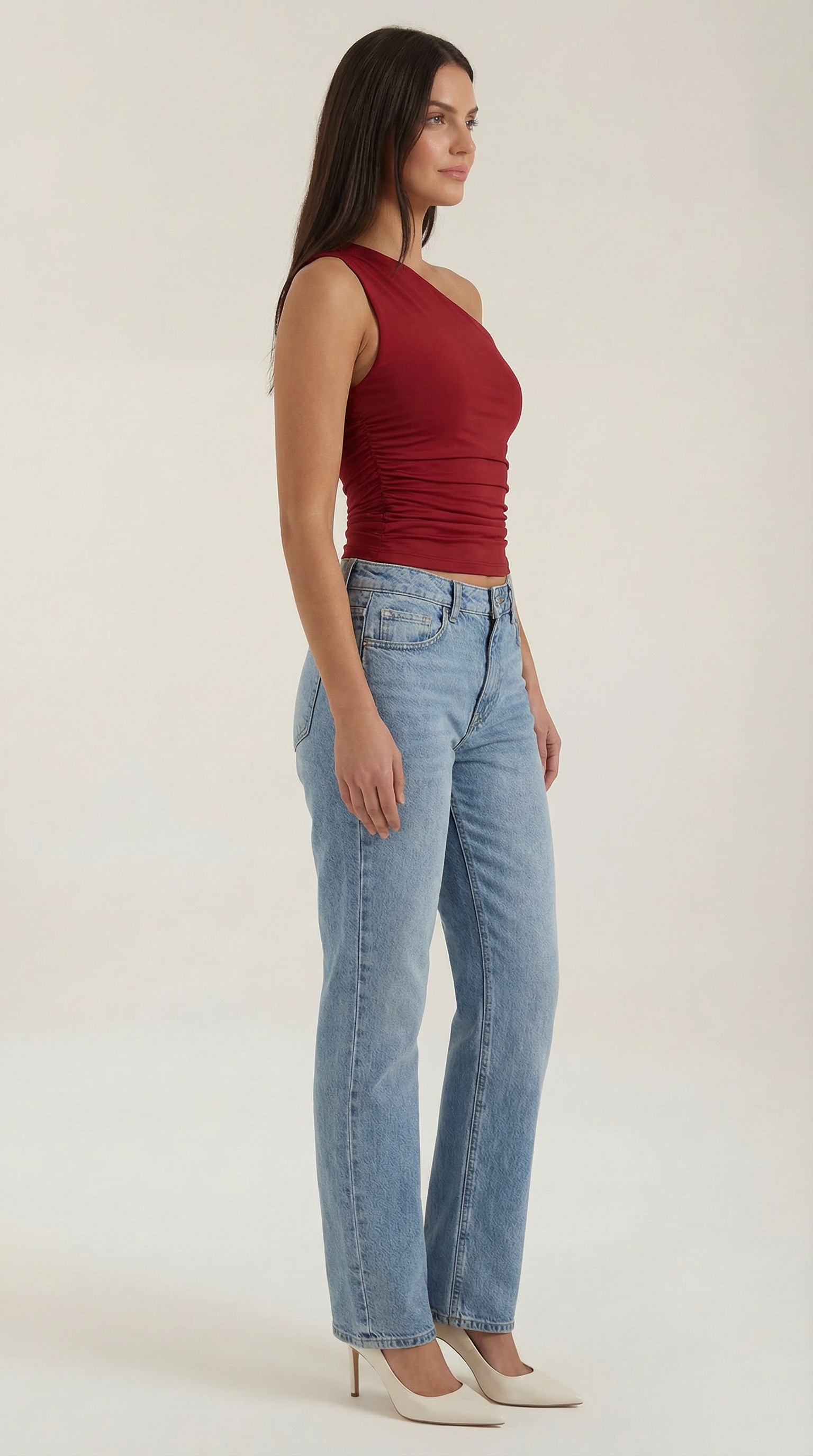 Top asymétrique à une épaule avec plis latéraux et coupe ajustée sans manches pour femme