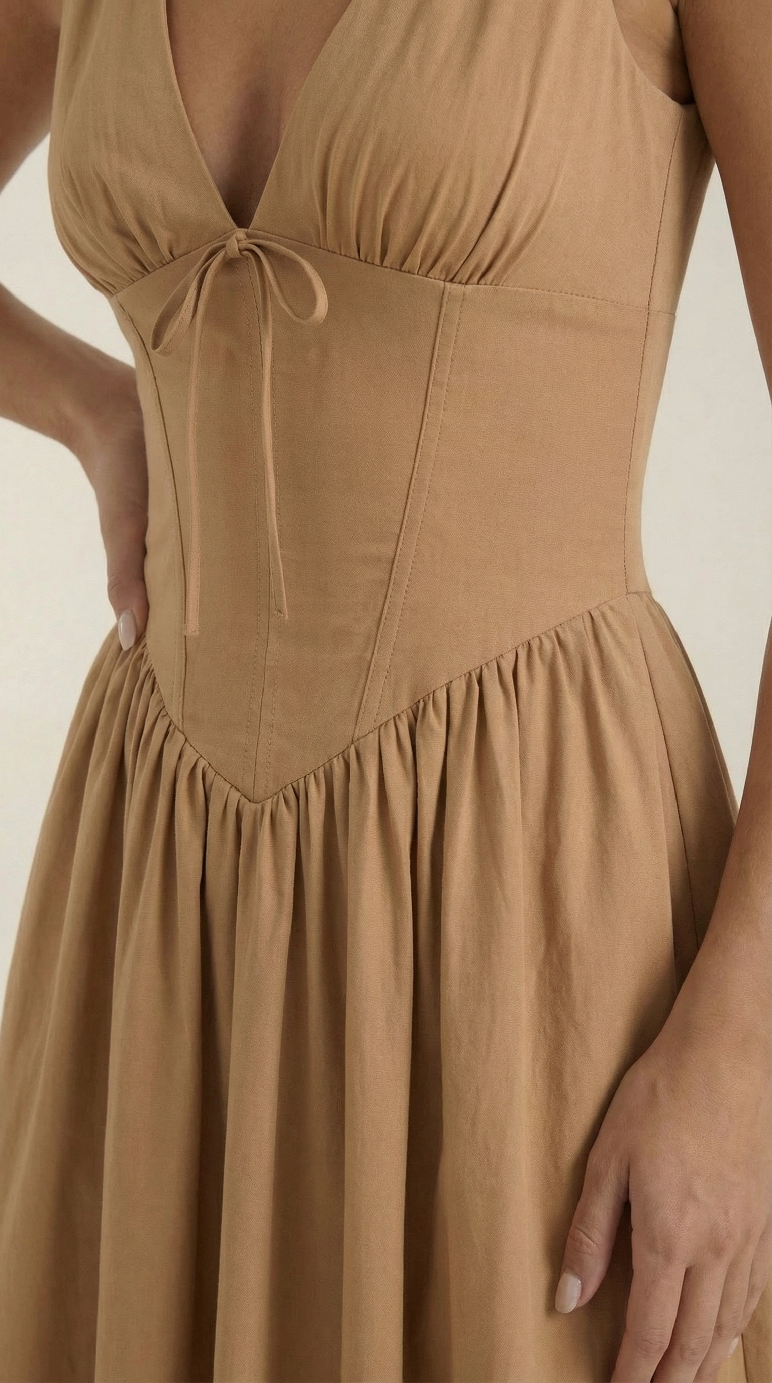 Robe midi décolletée en V profond taille haute avec dos nu pour femme