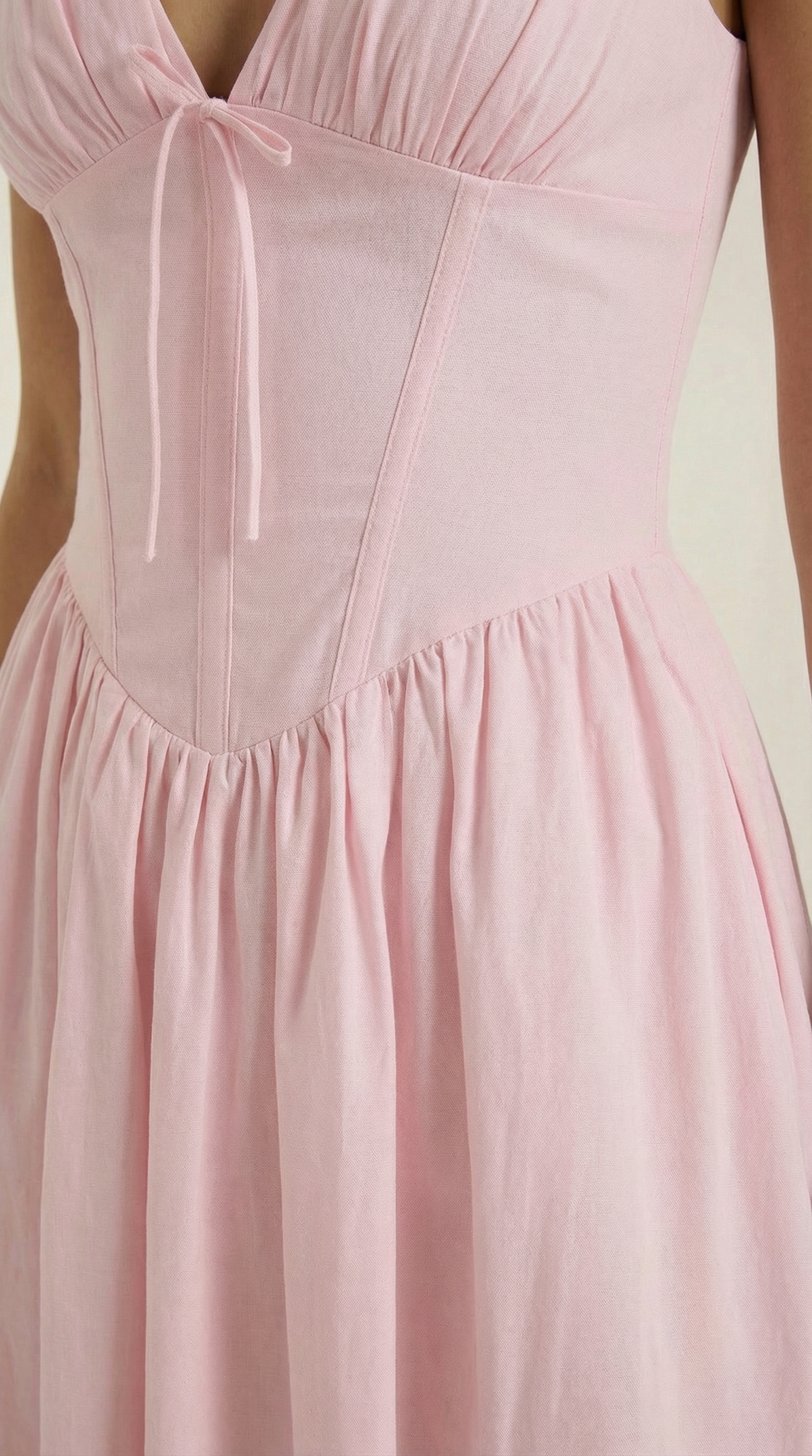Robe midi décolletée en V profond taille haute avec dos nu pour femme