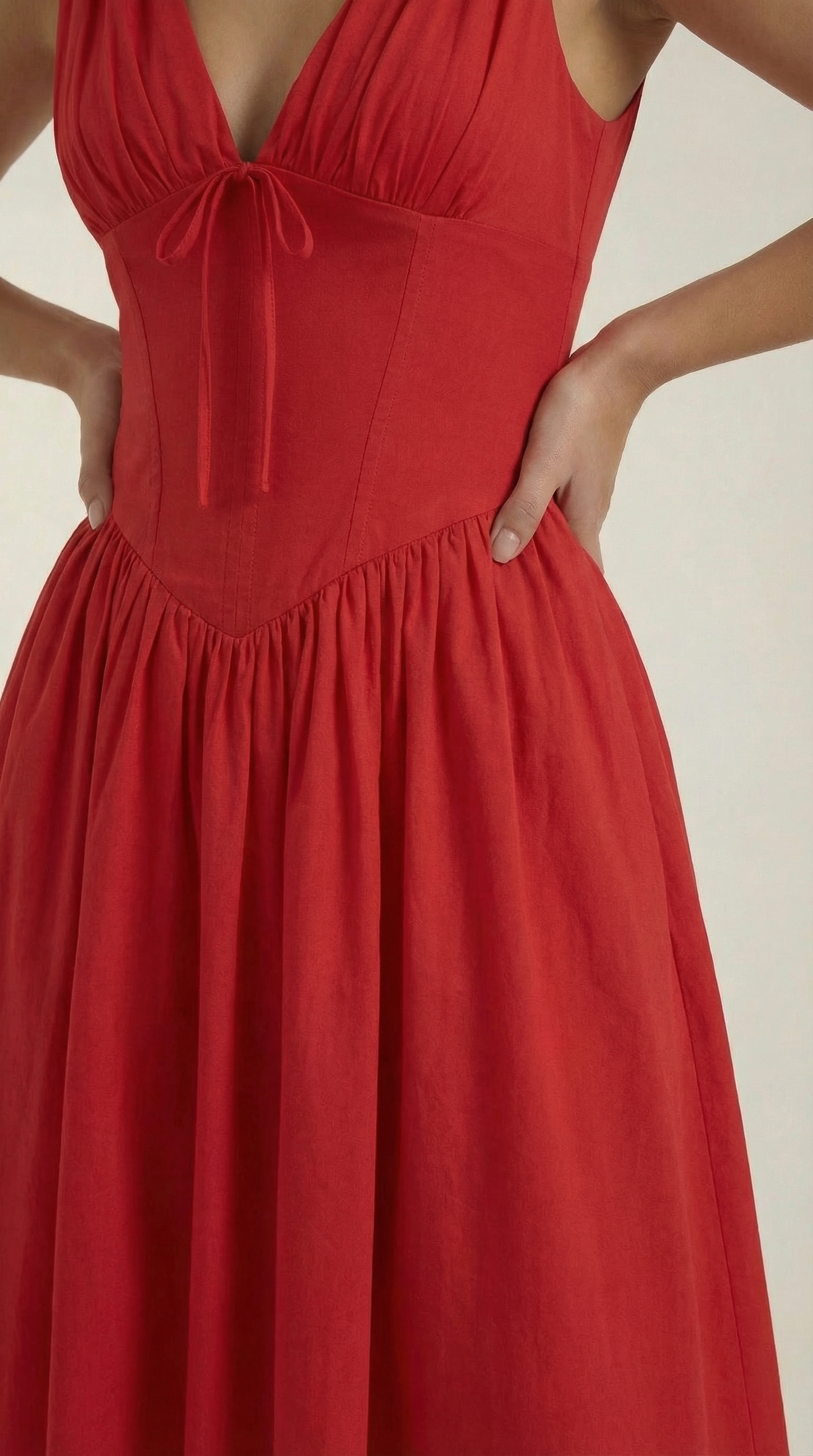 Robe midi décolletée en V profond taille haute avec dos nu pour femme