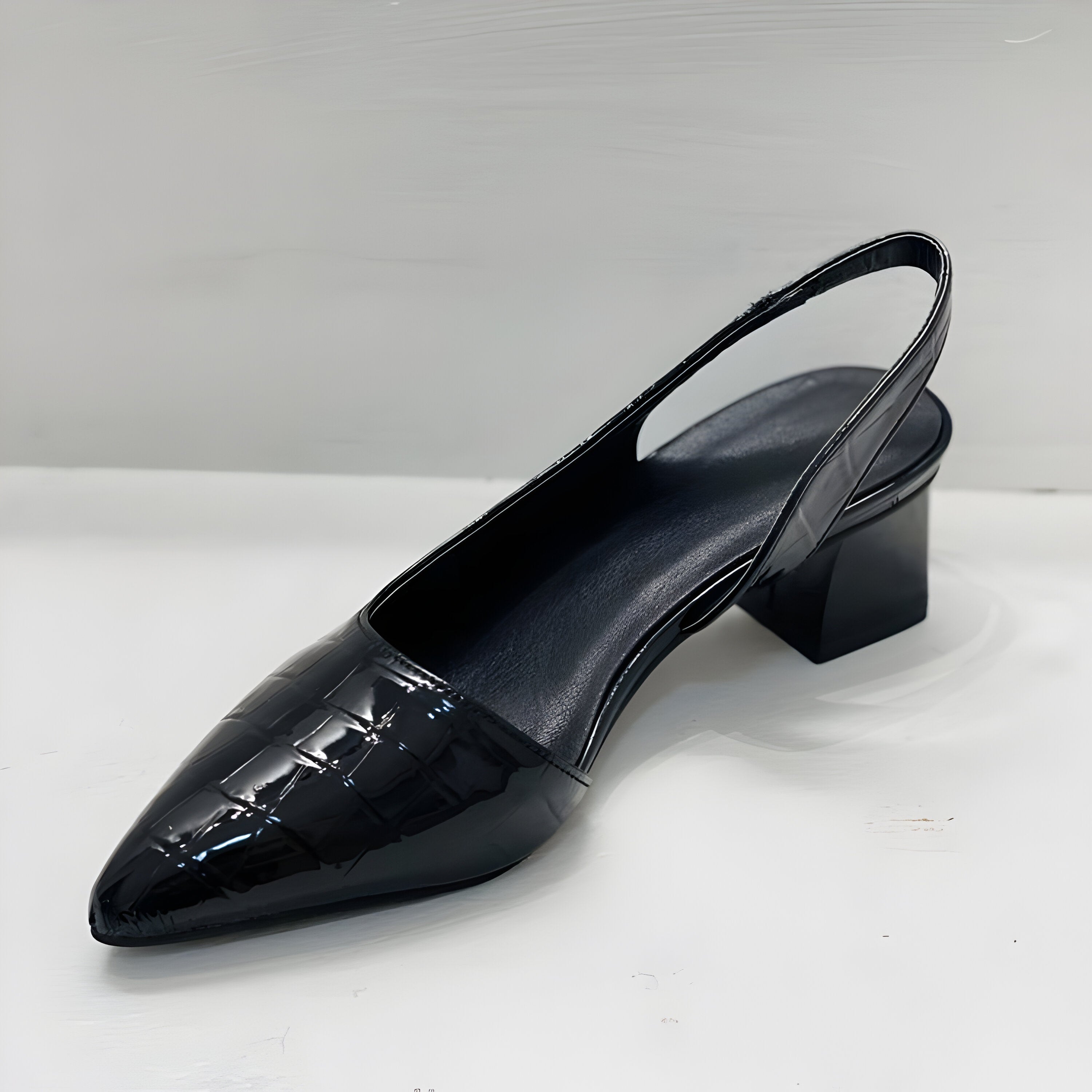 Scarpe con tacco basso da donna - design aperto sul tallone con punta sottile - ufficio