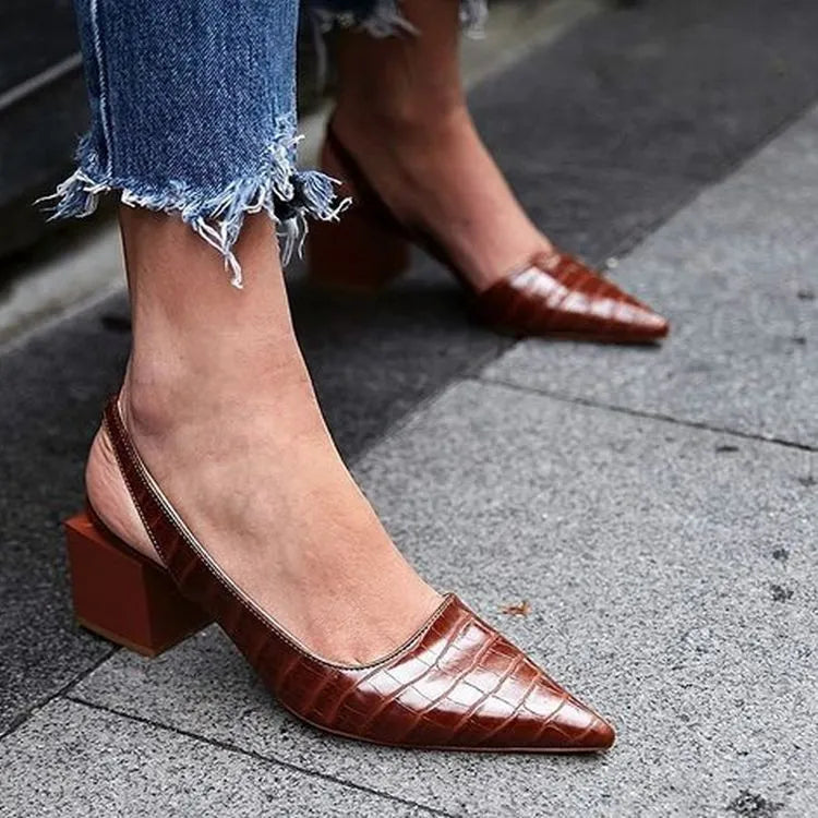 Scarpe con tacco basso da donna - design aperto sul tallone con punta sottile - ufficio