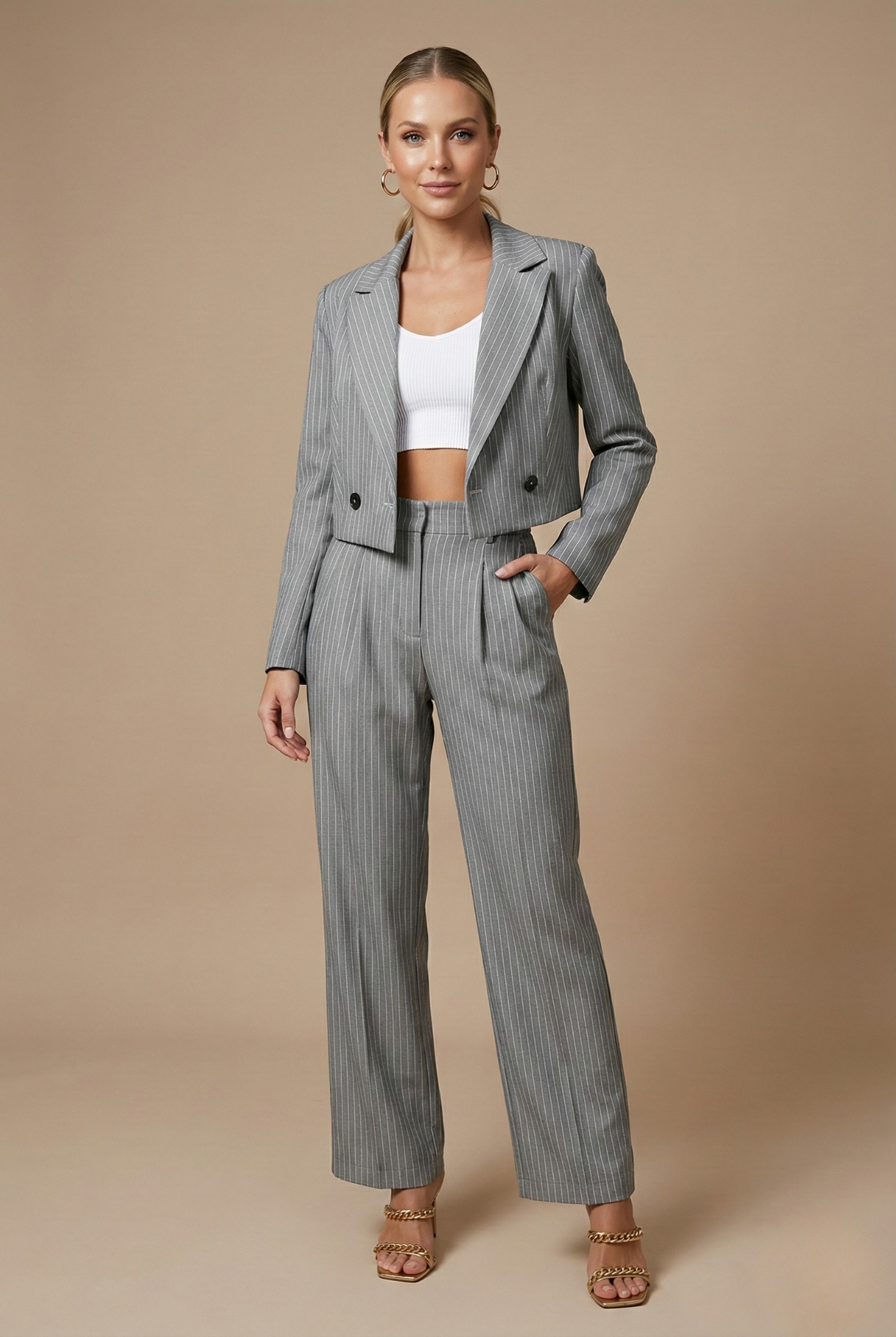 Traje de Dos Piezas con Raya Diplomática, Blazer Corto y Pantalón de Pata Ancha
