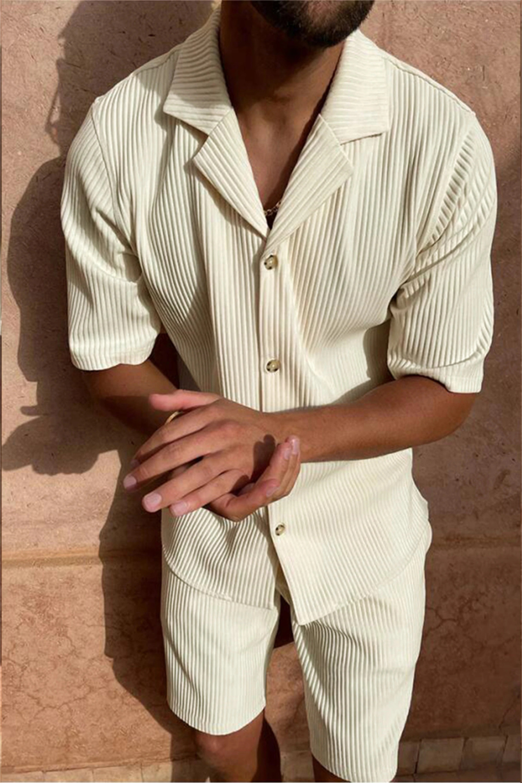 Conjunto de duas peças para homem com camisa de manga curta e calções
