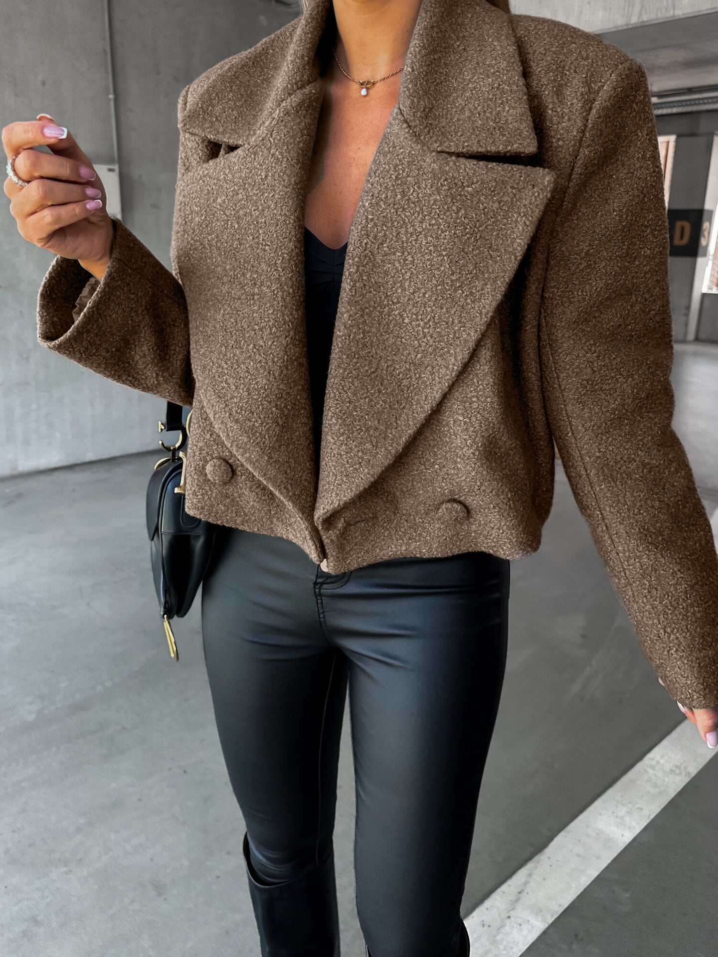 Chaqueta Corta de Bouclé con Solapas Anchas y Botones Decorativos para Mujer