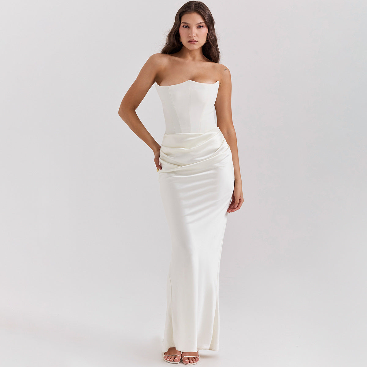 Vestido longo de festa para mulher com decote tomara que caia e detalhe franzido