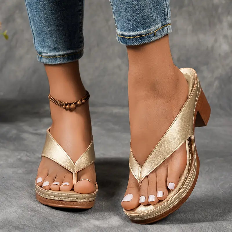 Low-heeled sandals with open straps for daily use