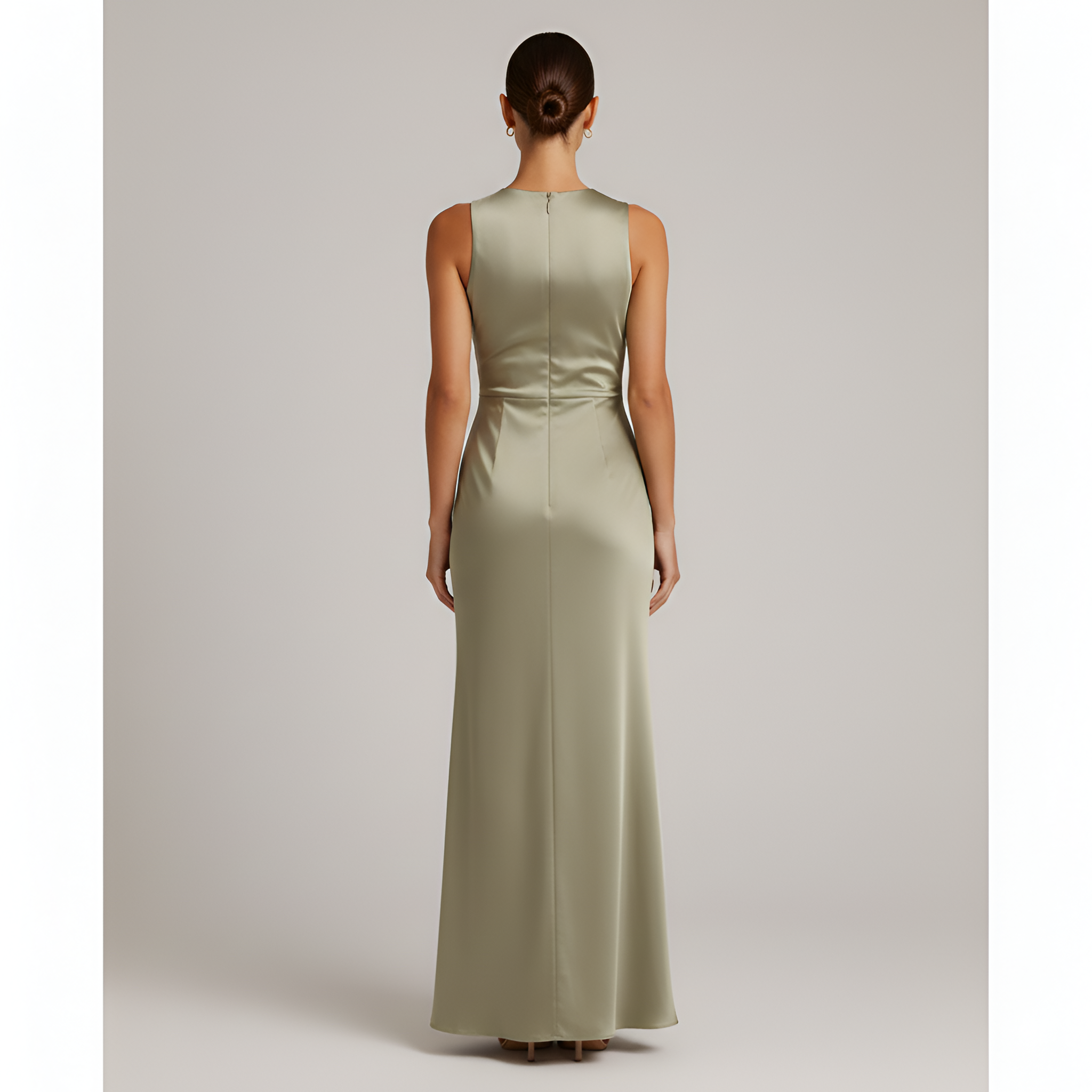 Rochie lungă de ocazie din satin cu design drapat și deschidere laterală