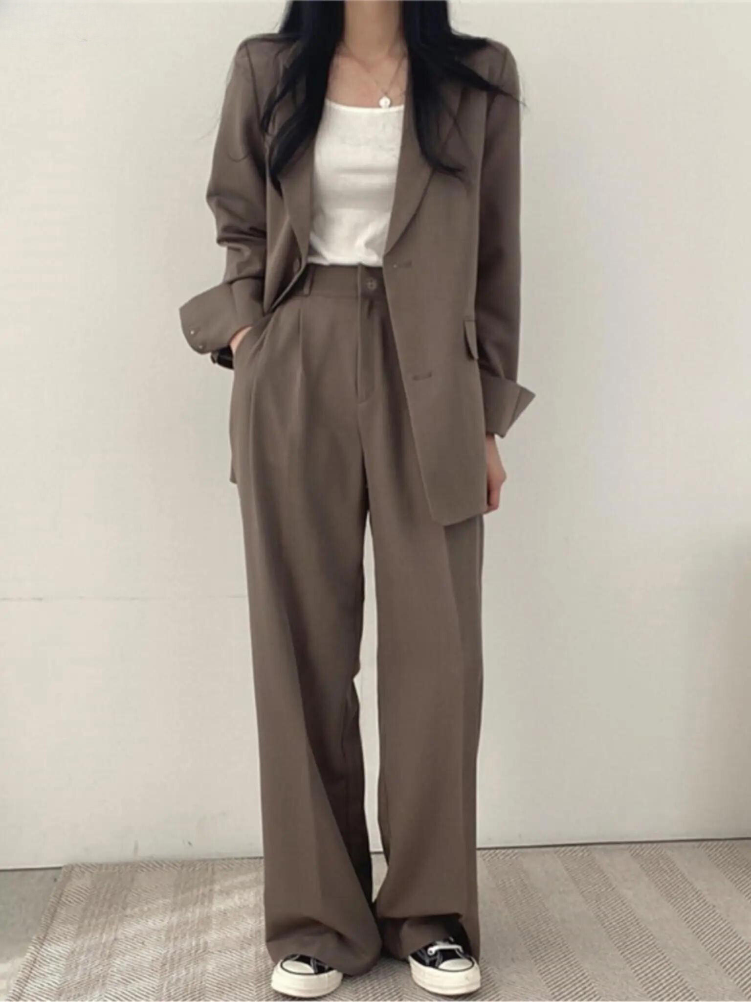 Costum de pantaloni pentru femei din două piese cu sacou cu rever și croială dreaptă
