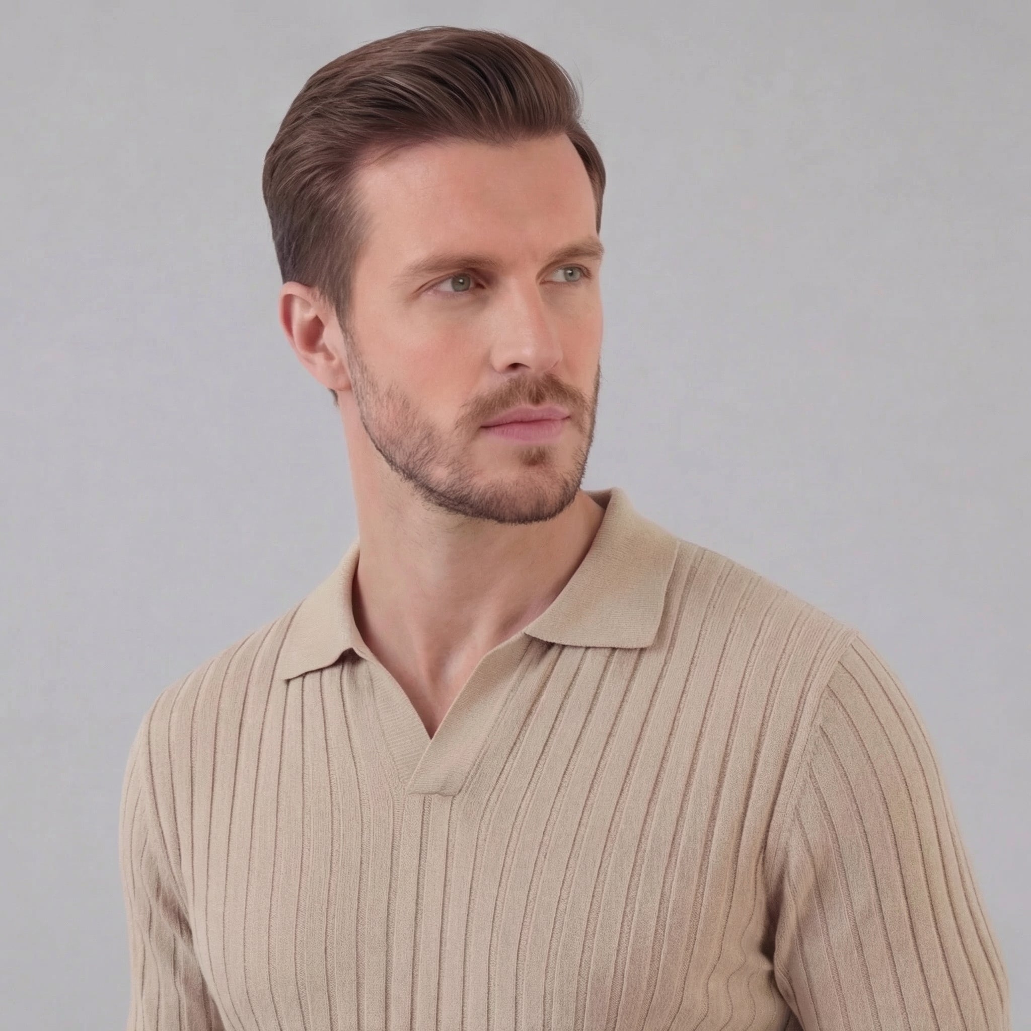 Polo para homem de malha canelada com gola em V e manga curta — casual