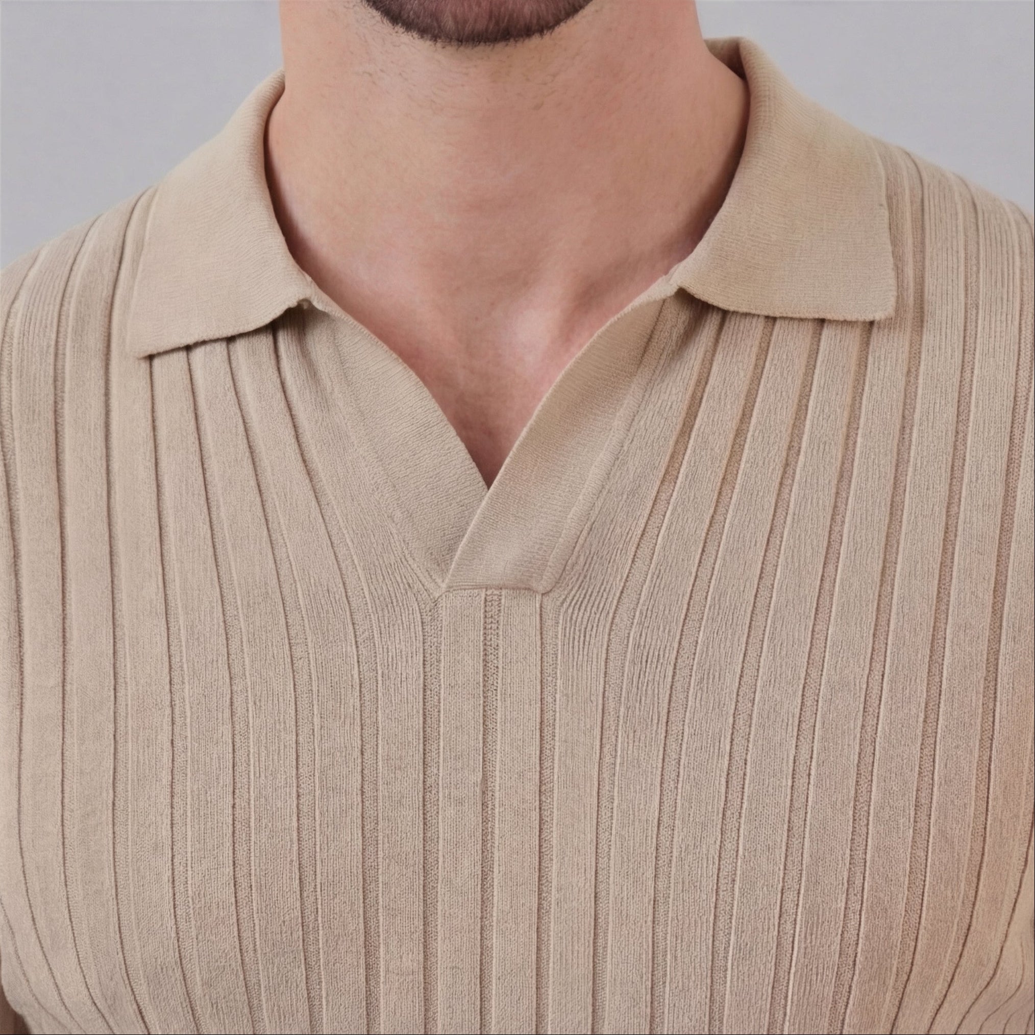 Polo para homem de malha canelada com gola em V e manga curta — casual