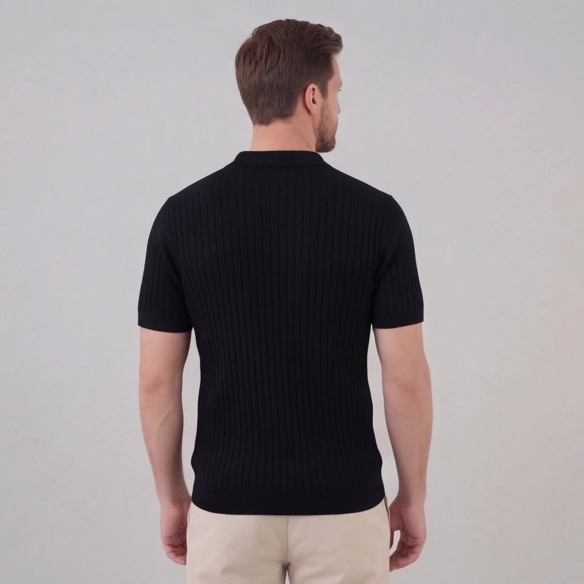 Polo para homem de malha canelada com gola em V e manga curta — casual