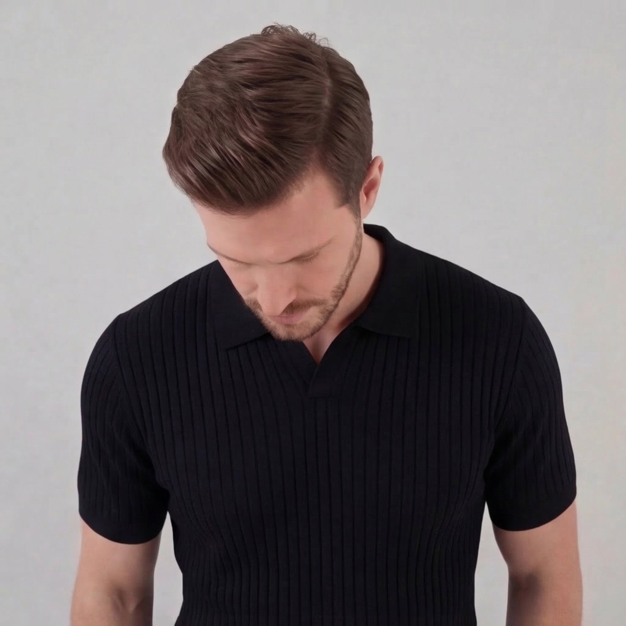 Polo para homem de malha canelada com gola em V e manga curta — casual