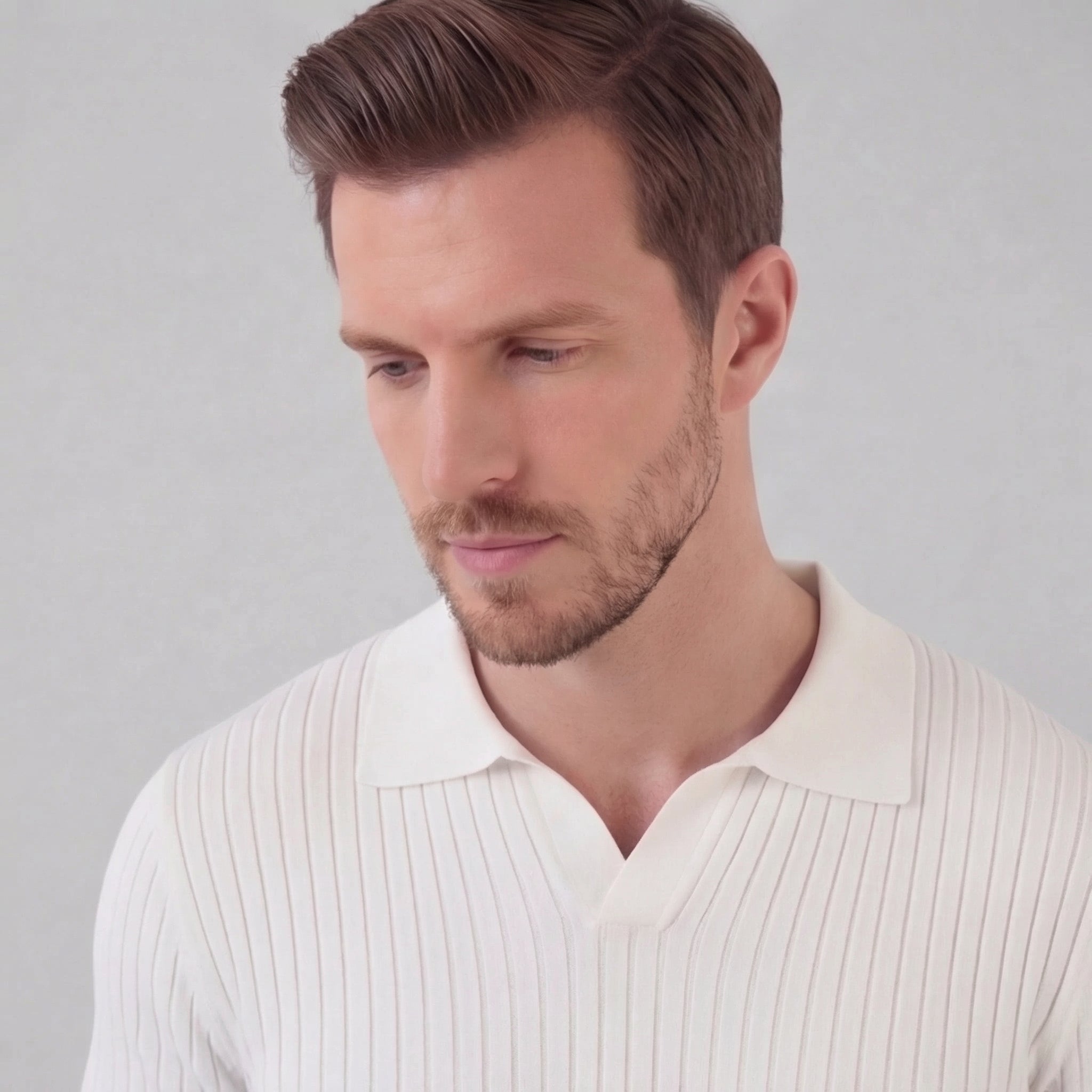 Polo para homem de malha canelada com gola em V e manga curta — casual