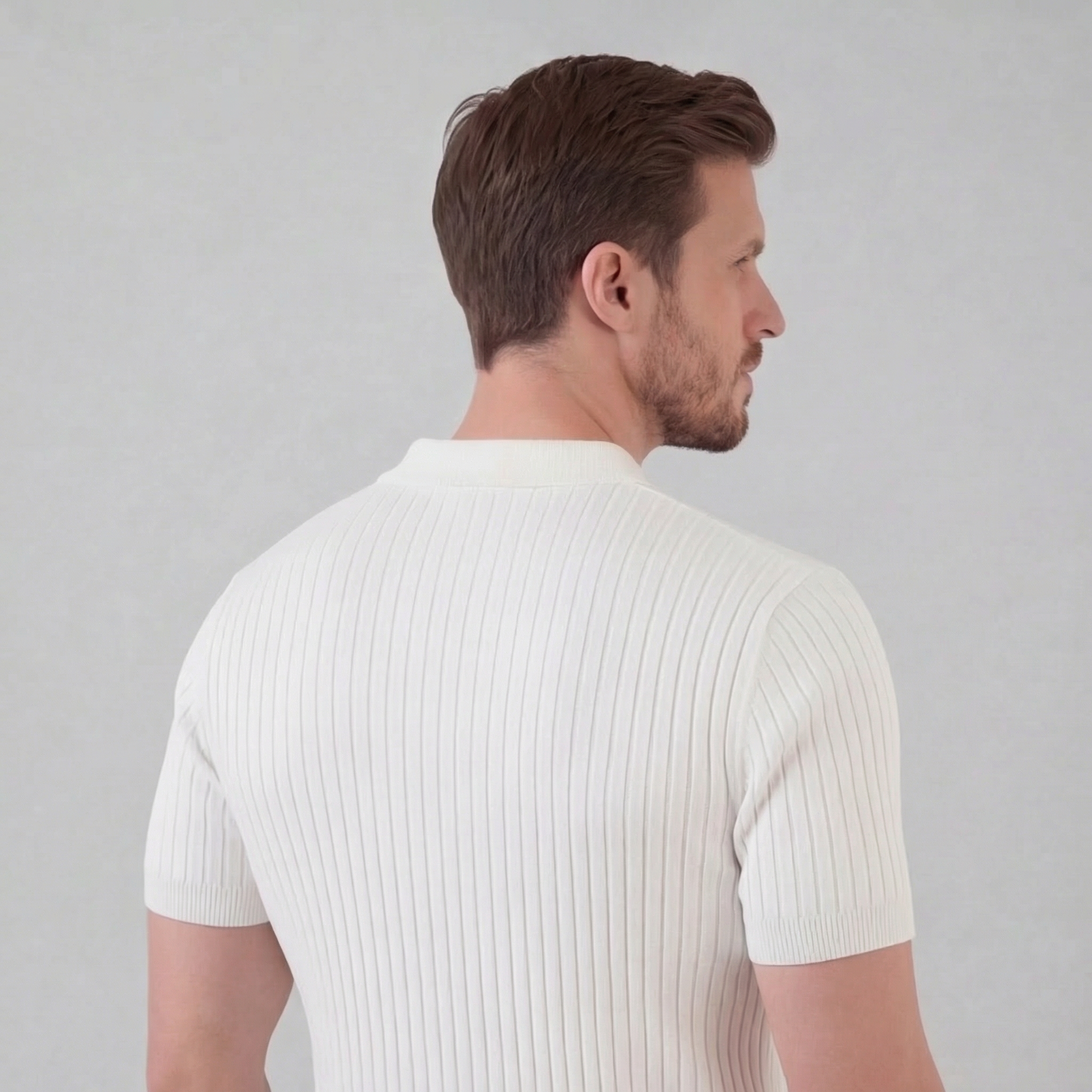 Polo para homem de malha canelada com gola em V e manga curta — casual