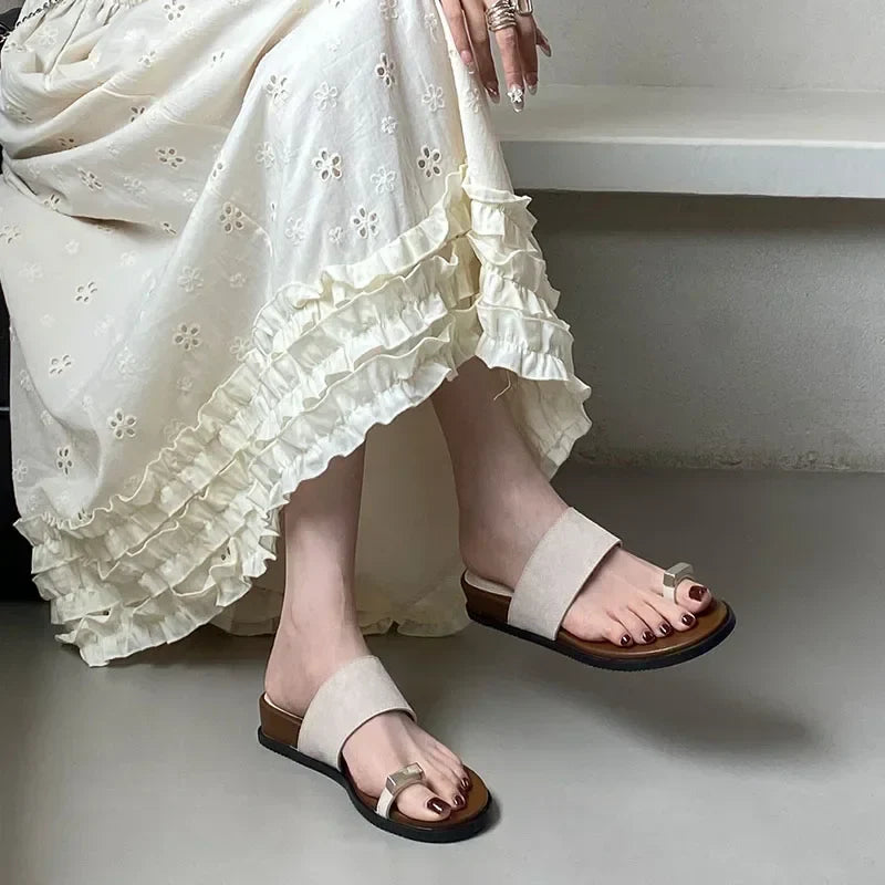 Női velúr bőr szandál gyűrűs díszítéssel — mindennapi viselet
