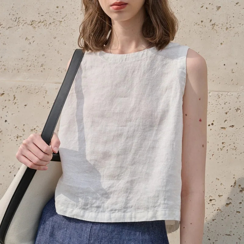 Top court en lin pour femme avec ourlet asymétrique — plage