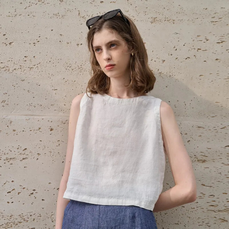 Top court en lin pour femme avec ourlet asymétrique — plage