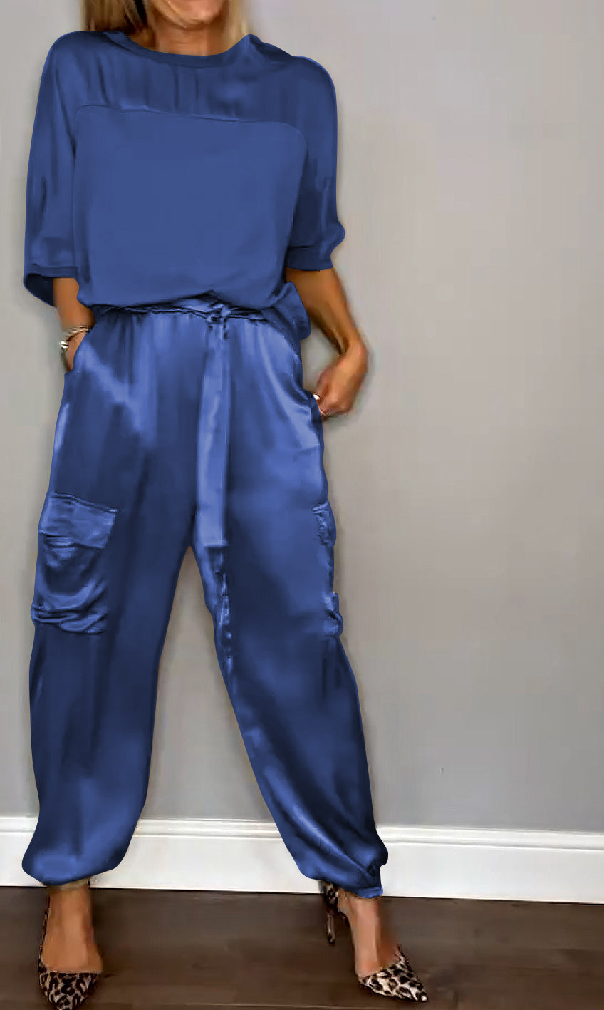 Completo in satin da donna con blusa a manica 3/4 e pantaloni con fiocco in vita