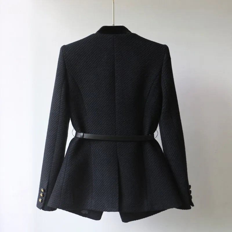 Veste type blazer structurée avec ceinture et boutons dorés pour femme